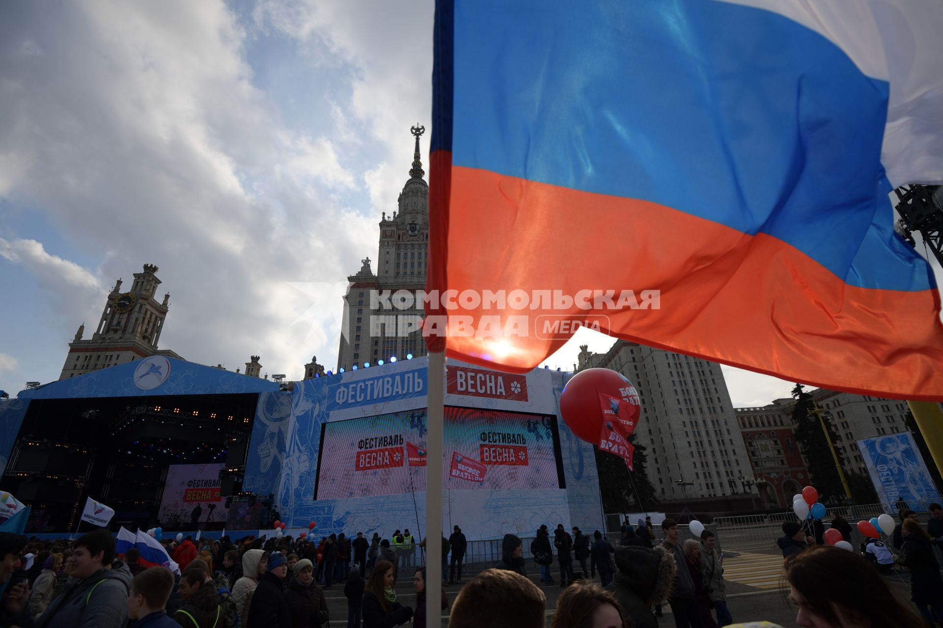 Москва. Перед началом  митинг-концерта в рамках студенческого фестиваля `Весна`, приуроченного к годовщине воссоединения Крыма с Россией,  у здания МГУ на Воробьевых горах.