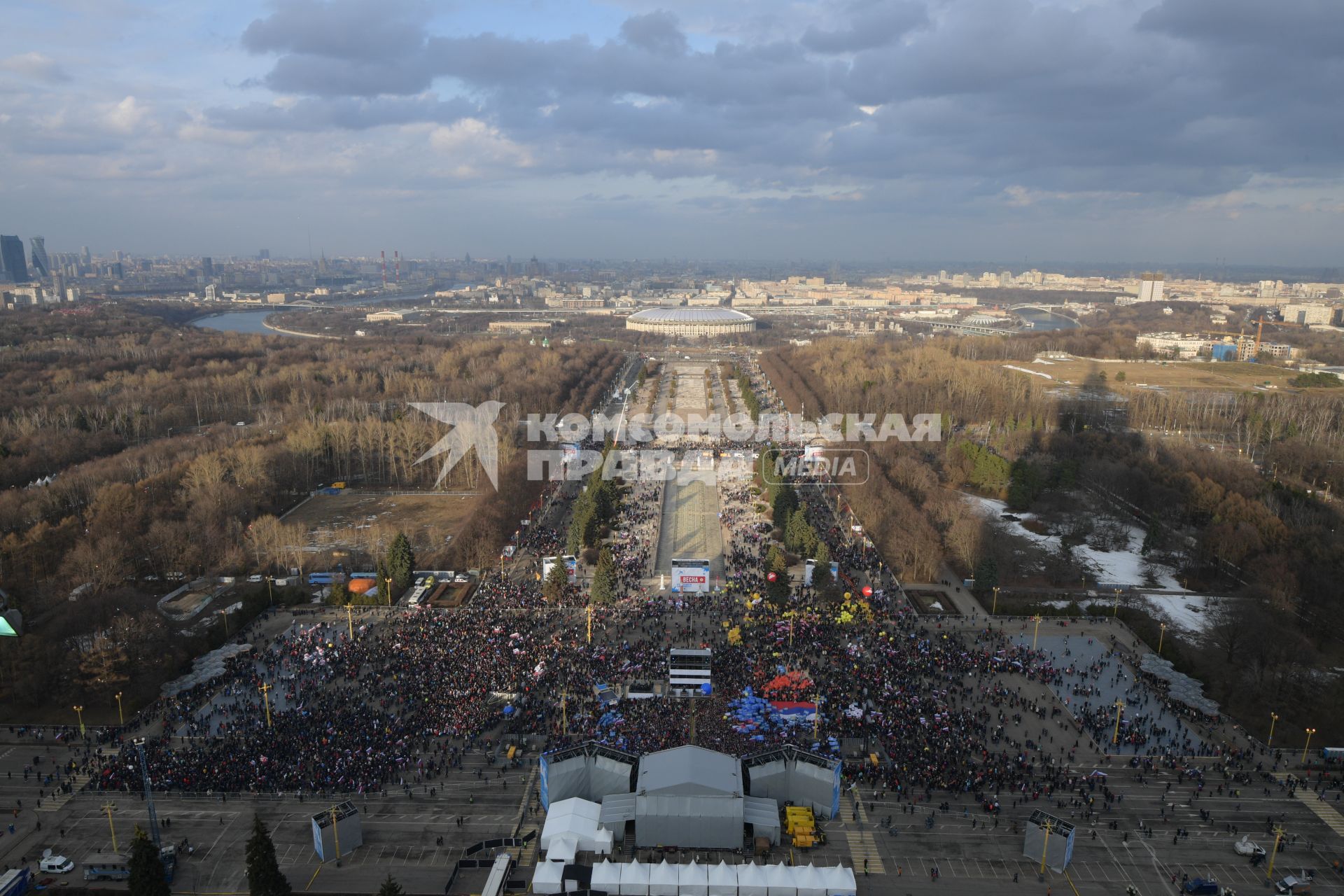 Москва. Митинг-концерта в рамках студенческого фестиваля `Весна`, приуроченного к годовщине воссоединения Крыма с Россией,  у здания МГУ на Воробьевых горах.