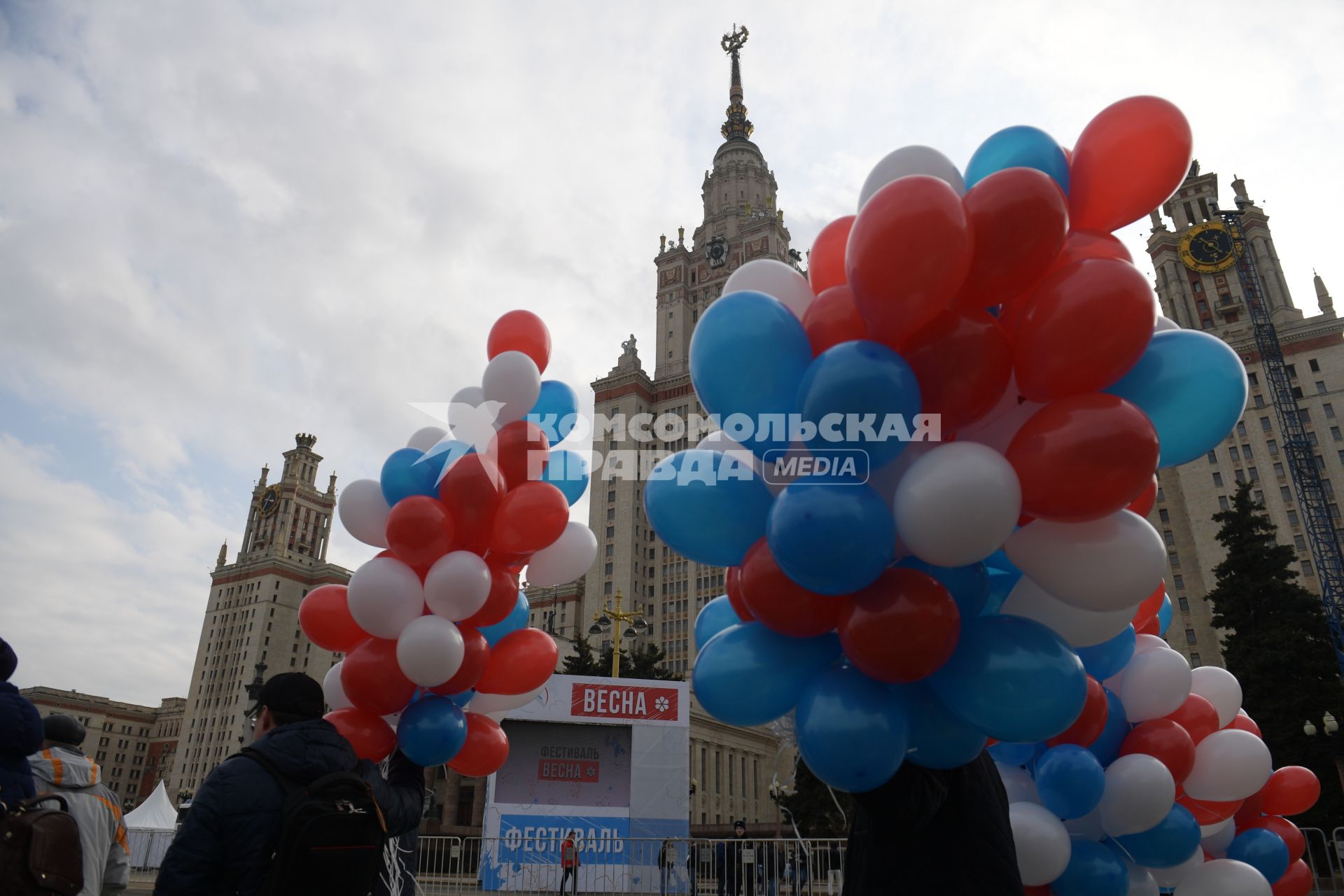 Москва. Перед началом  митинг-концерта в рамках студенческого фестиваля `Весна`, приуроченного к годовщине воссоединения Крыма с Россией,  у здания МГУ на Воробьевых горах.