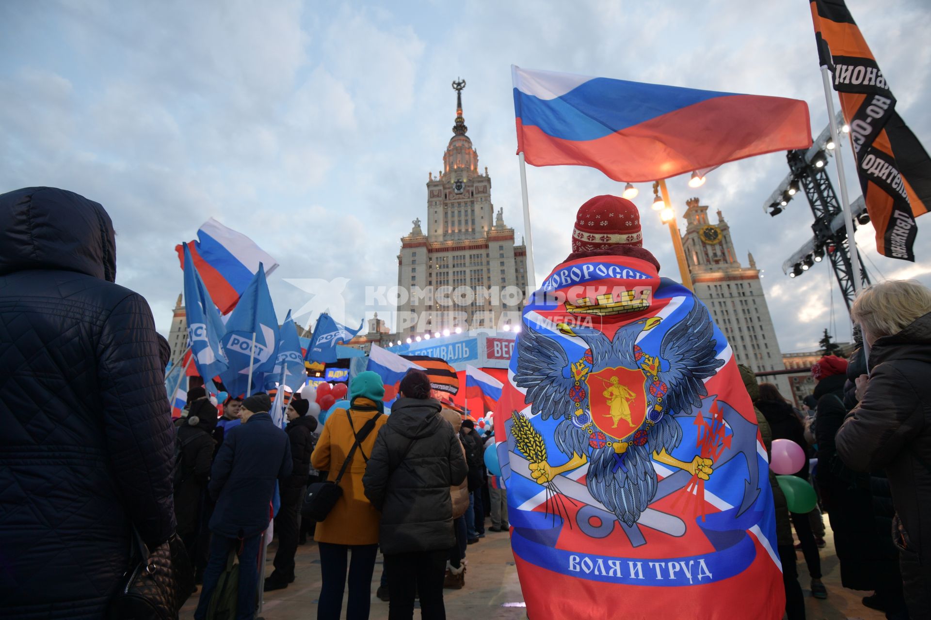 Москва.  Участники  митинг-концерта в рамках студенческого фестиваля `Весна`, приуроченного к годовщине воссоединения Крыма с Россией,  у здания МГУ на Воробьевых горах.