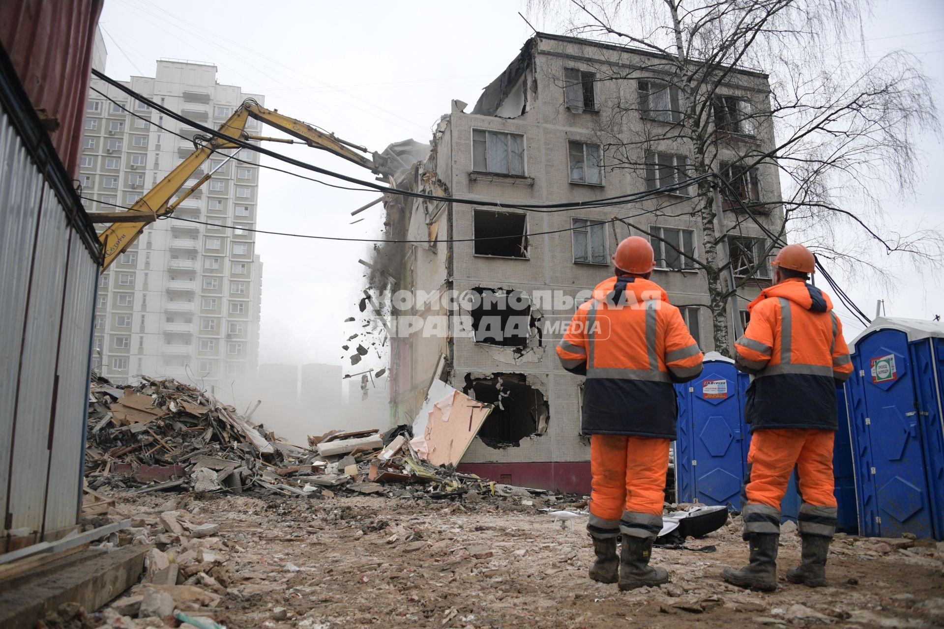 Москва.  Снос пятиэтажного жилого дома на улице Фонвизина.  В ближайшие два года планируется завершить программу по сносу старых пятиэтажек.