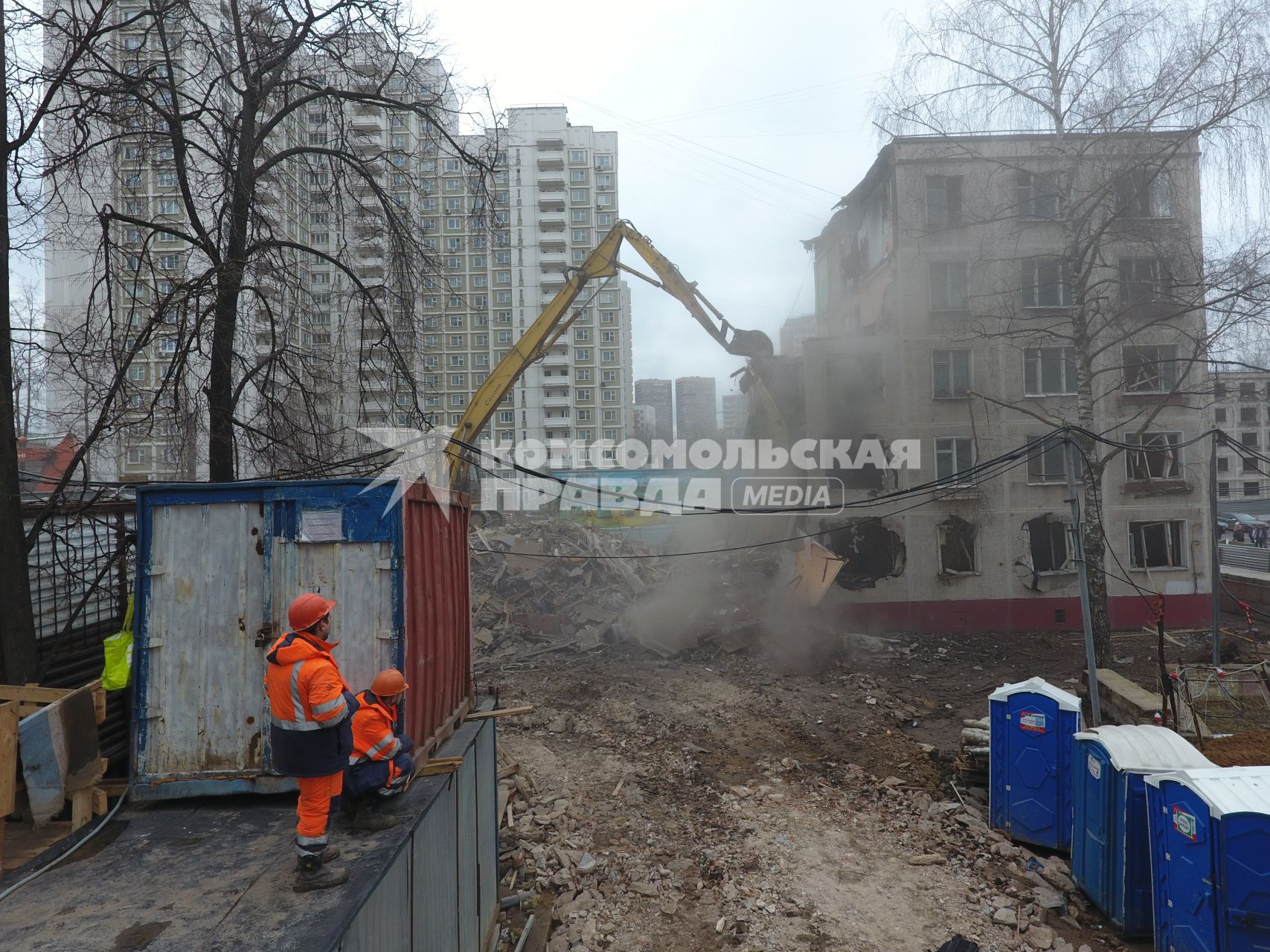 Москва.  Снос пятиэтажного жилого дома на улице Фонвизина.  В ближайшие два года планируется завершить программу по сносу старых пятиэтажек.