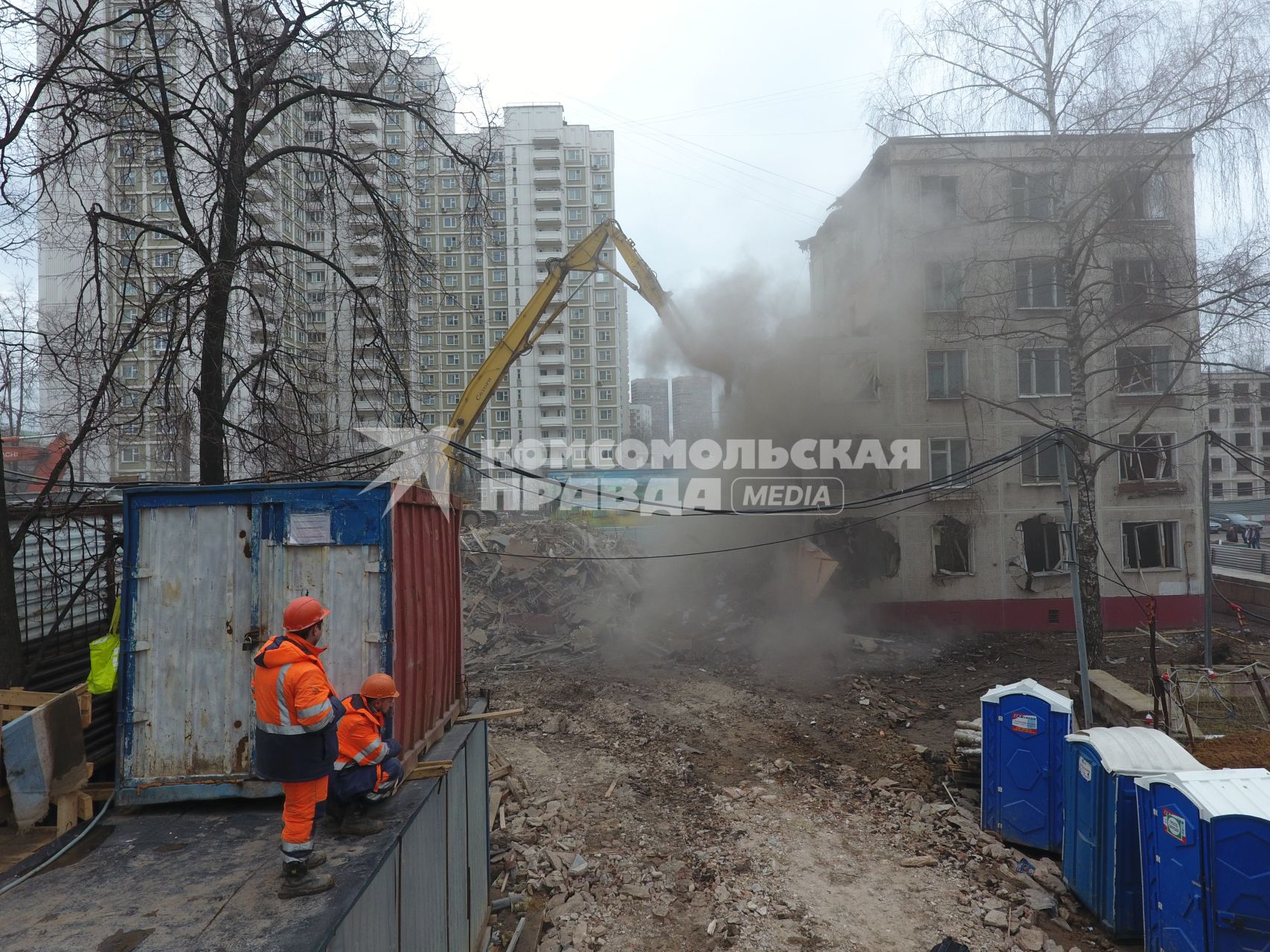 Москва.  Снос пятиэтажного жилого дома на улице Фонвизина.  В ближайшие два года планируется завершить программу по сносу старых пятиэтажек.