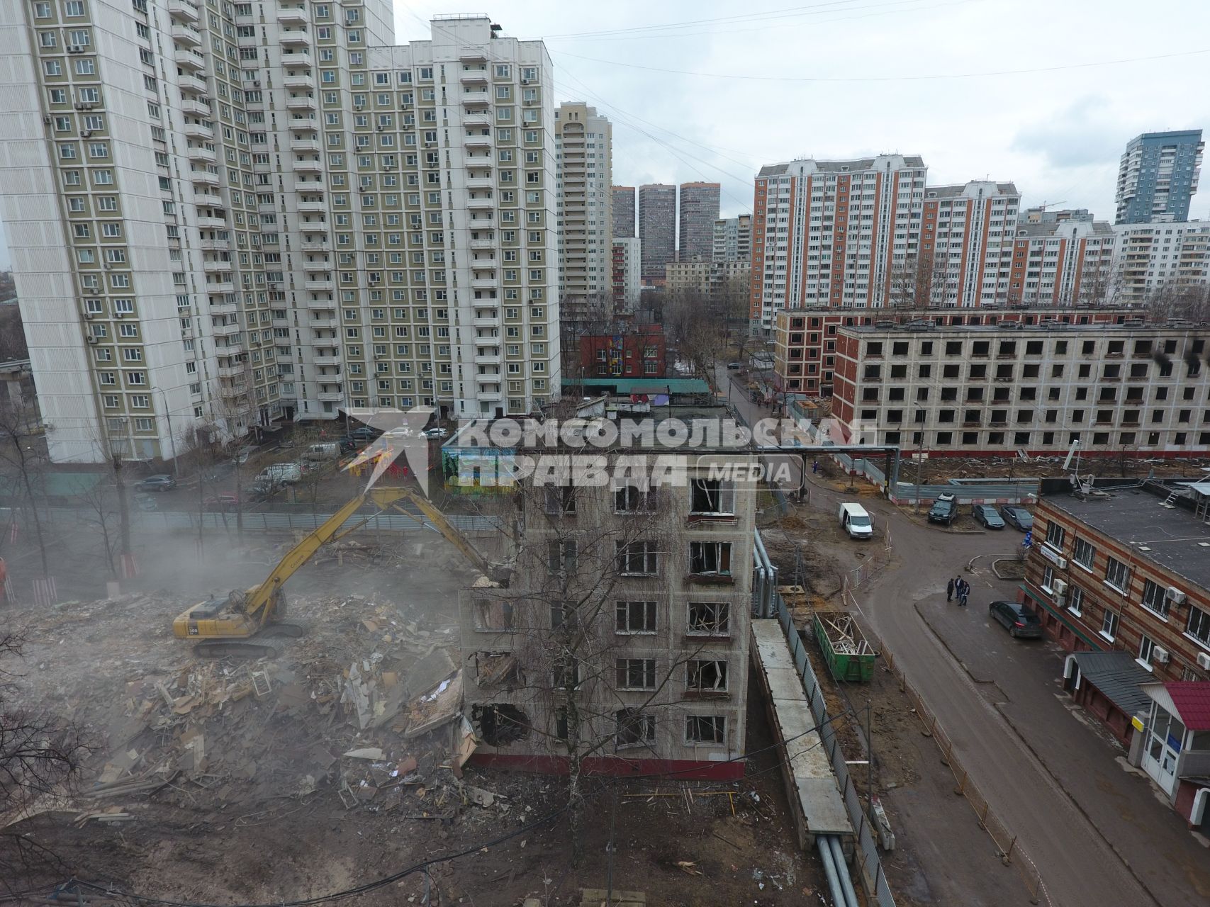 Москва.  Снос пятиэтажного жилого дома на улице Фонвизина.  В ближайшие два года планируется завершить программу по сносу старых пятиэтажек.