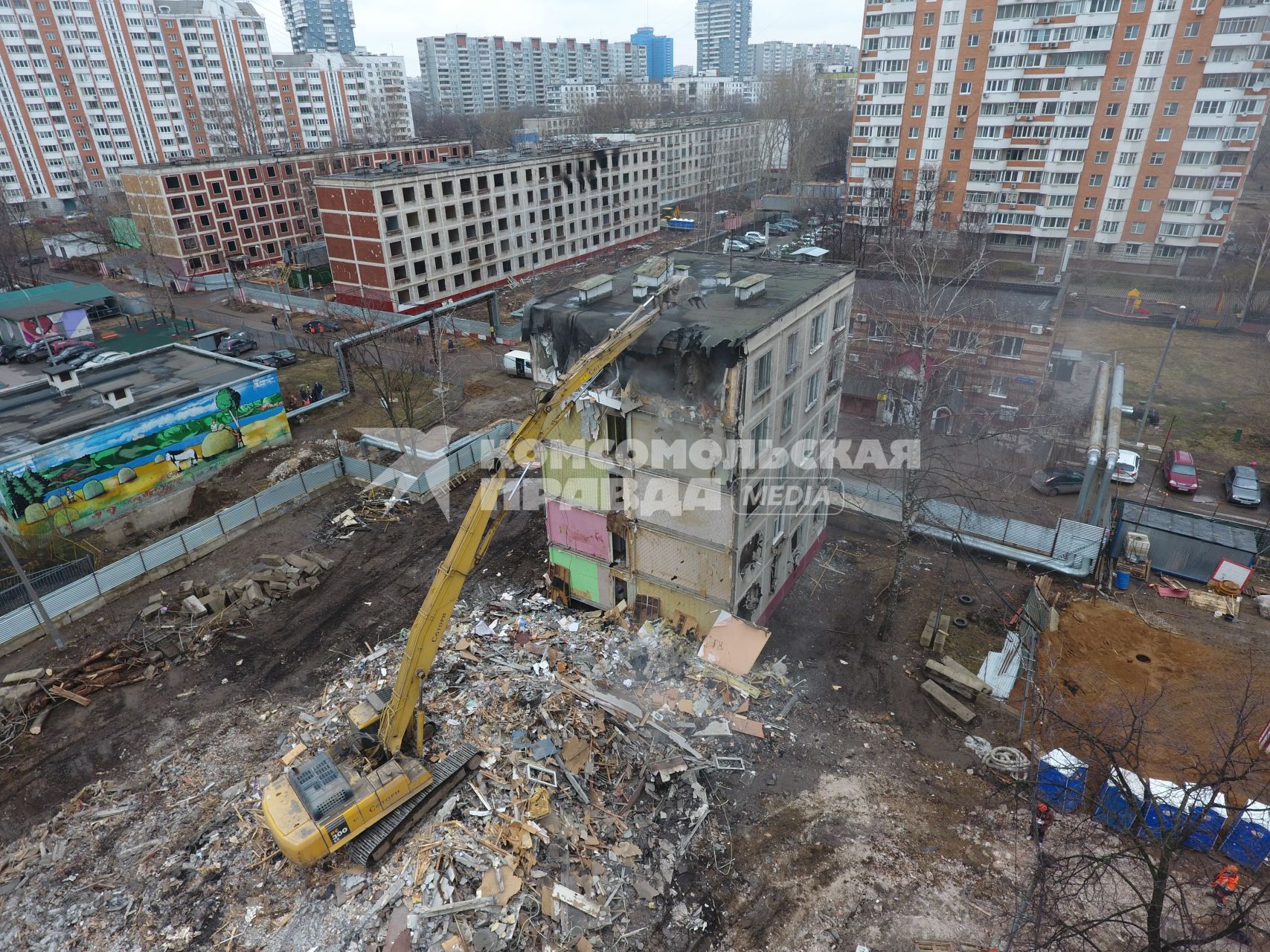 Москва.  Снос пятиэтажного жилого дома на улице Фонвизина.  В ближайшие два года планируется завершить программу по сносу старых пятиэтажек.