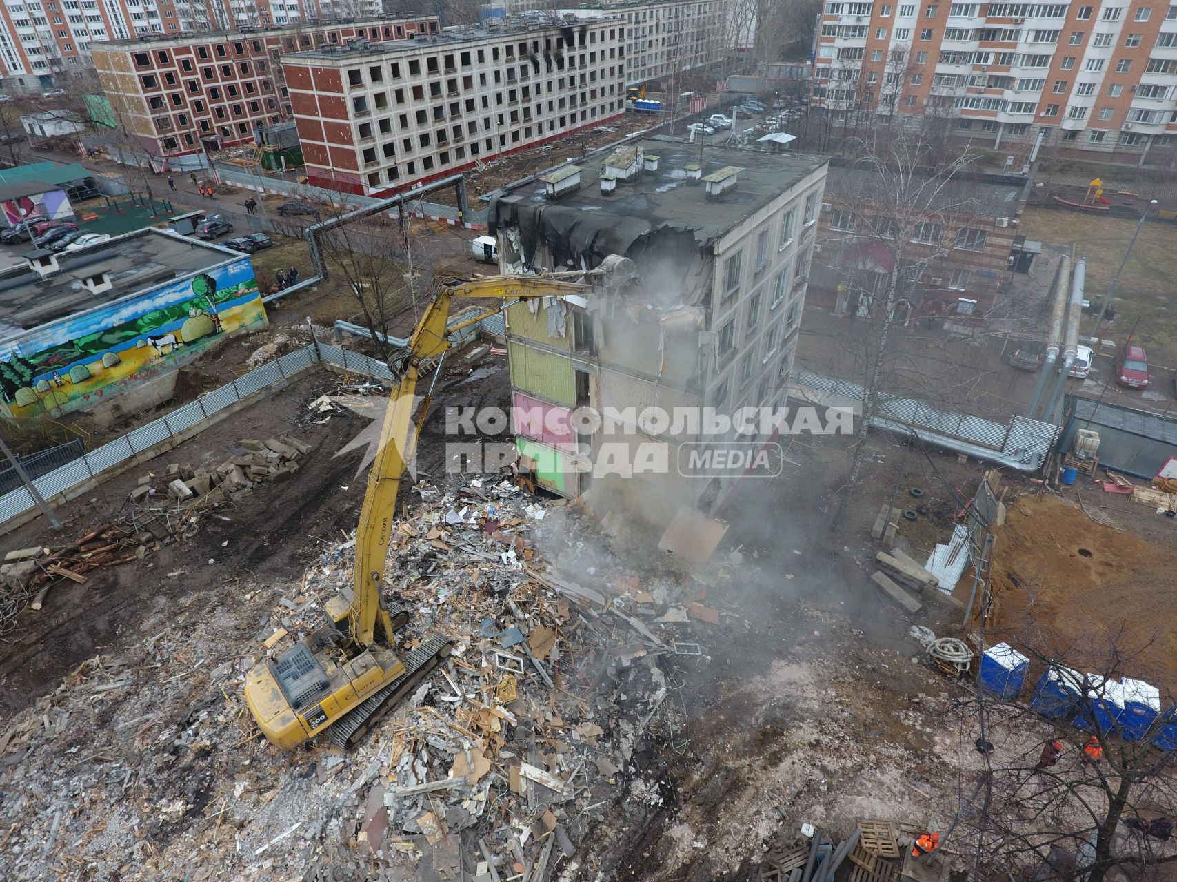 Москва.  Снос пятиэтажного жилого дома на улице Фонвизина.  В ближайшие два года планируется завершить программу по сносу старых пятиэтажек.