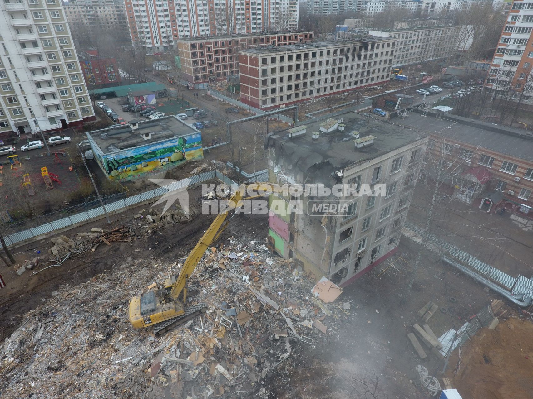 Москва.  Снос пятиэтажного жилого дома на улице Фонвизина.  В ближайшие два года планируется завершить программу по сносу старых пятиэтажек.