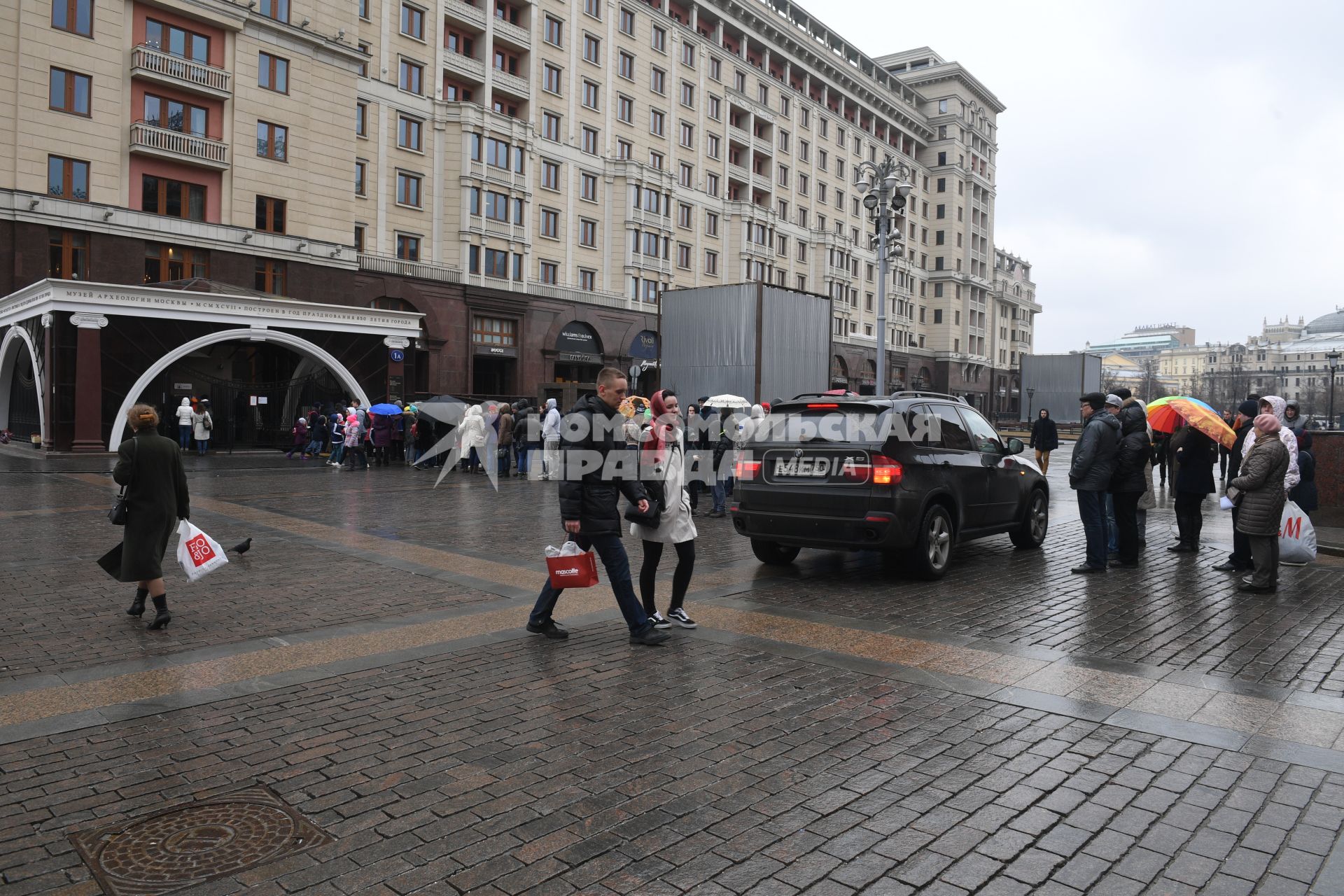 Москва.  Посетители стоят в очереди в музей археологии Москвы на Манежной площади.