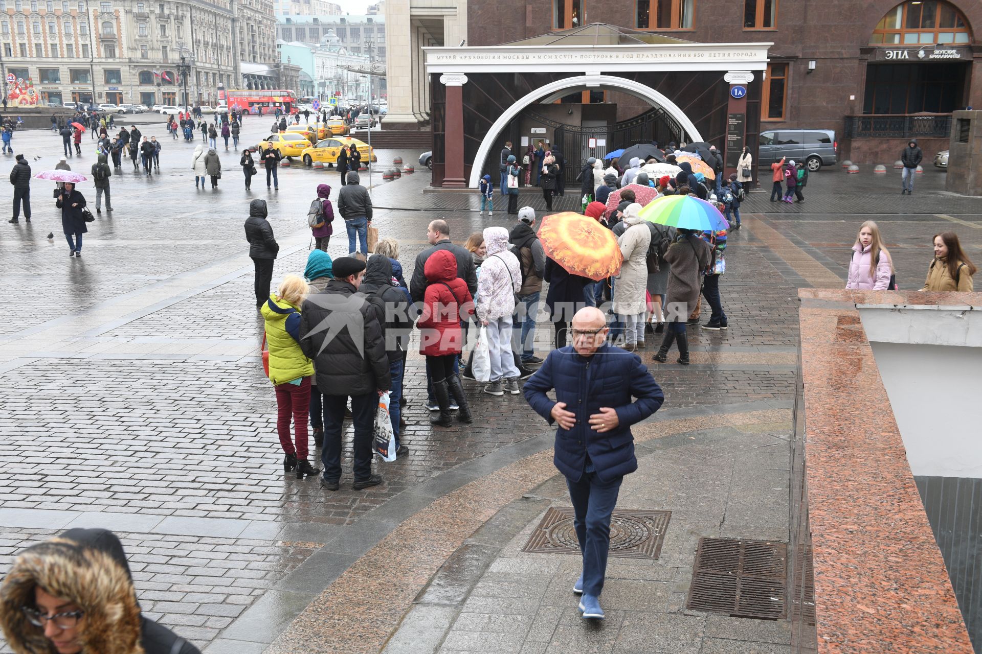 Москва.  Посетители стоят в очереди в музей археологии Москвы на Манежной площади.