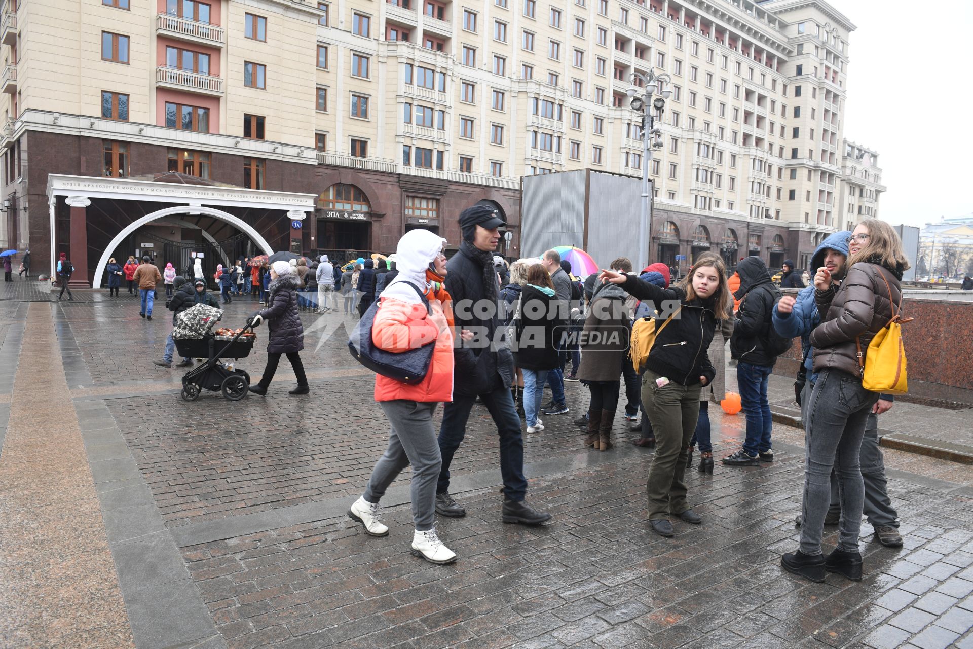 Москва.  Посетители стоят в очереди в музей археологии Москвы на Манежной площади.