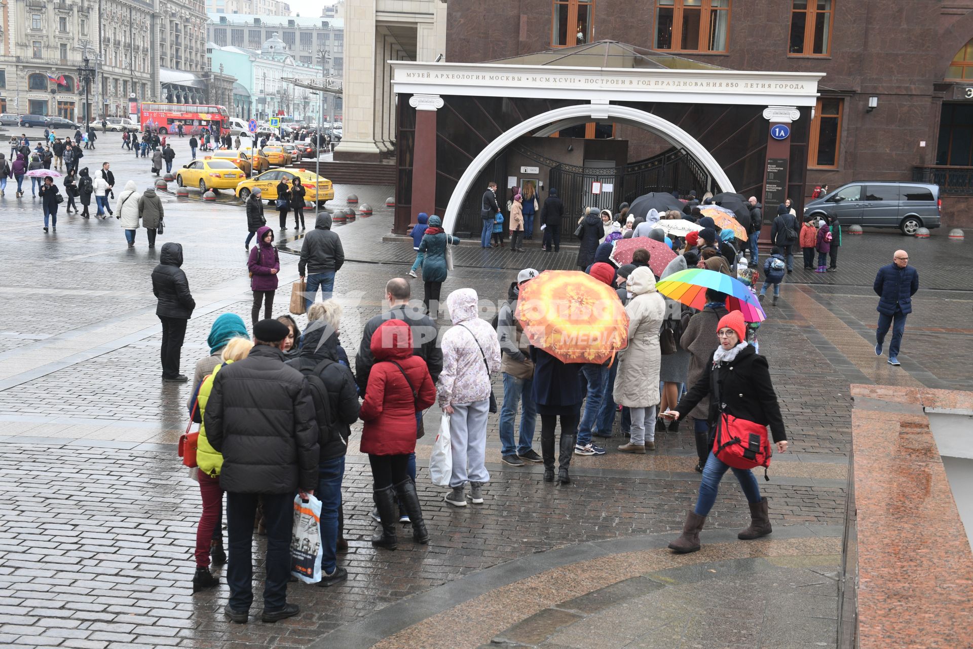 Москва.  Посетители стоят в очереди в музей археологии Москвы на Манежной площади.