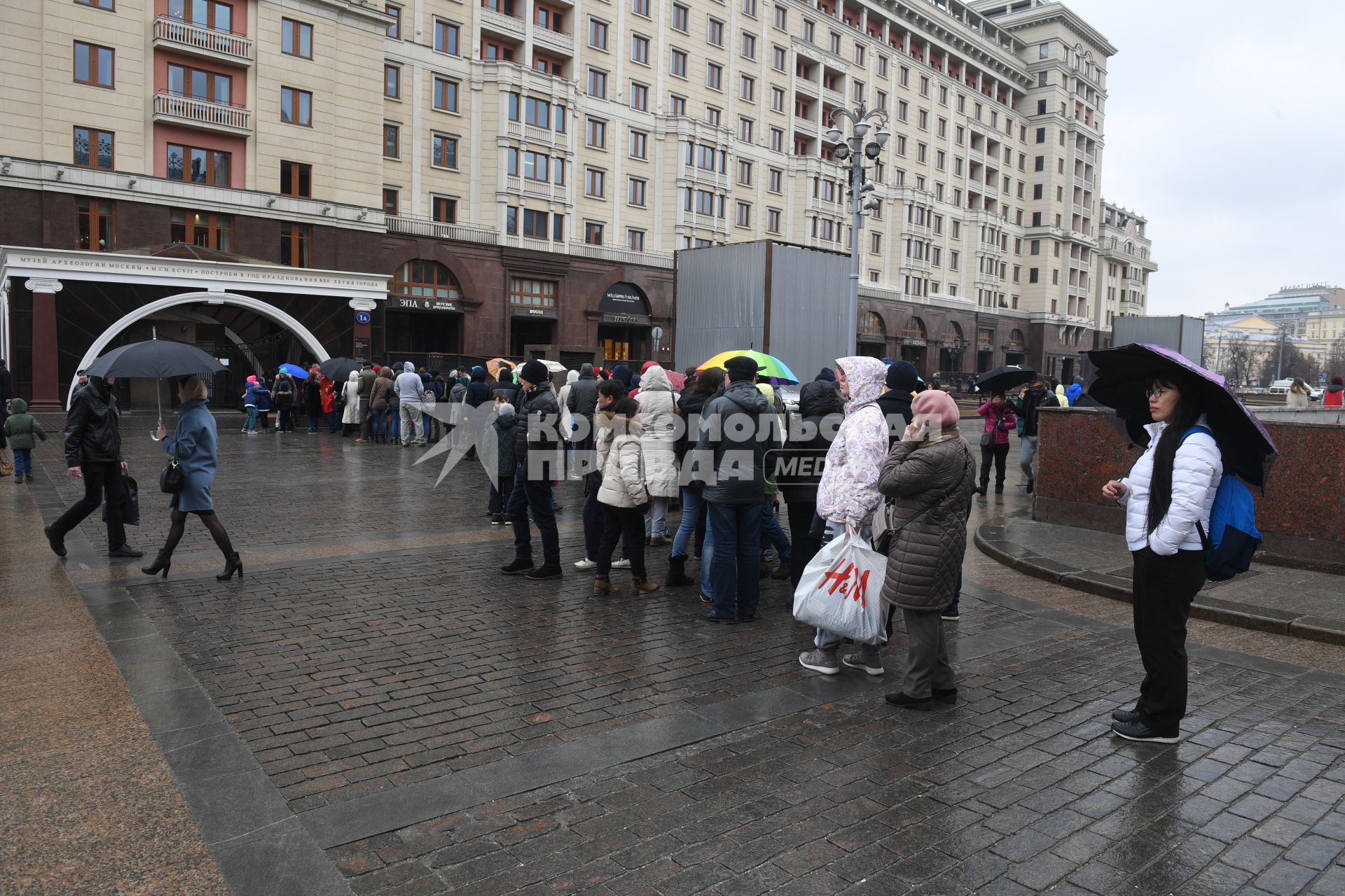 Москва.  Посетители стоят в очереди в музей археологии Москвы на Манежной площади.