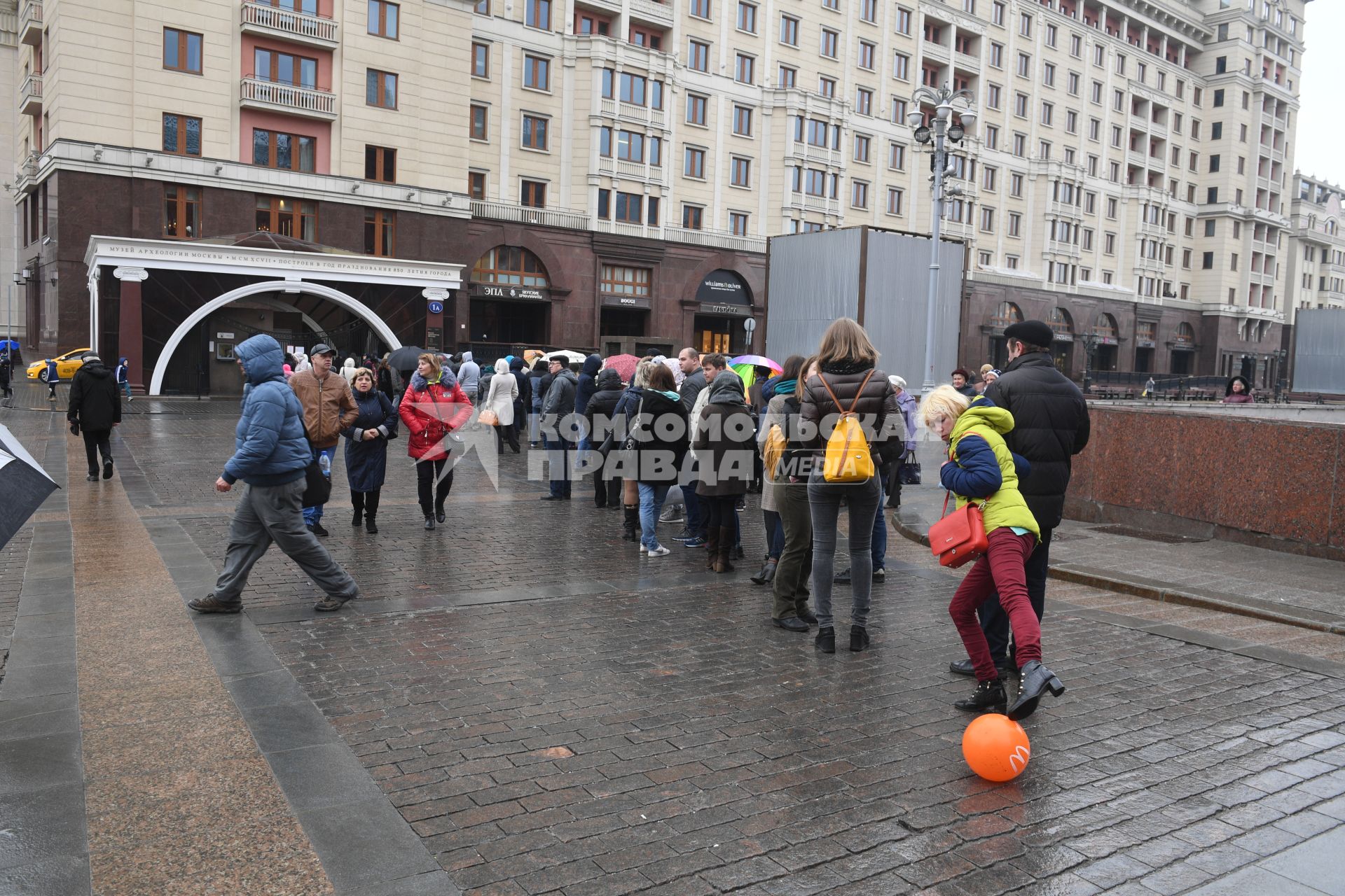 Москва.  Посетители стоят в очереди в музей археологии Москвы на Манежной площади.