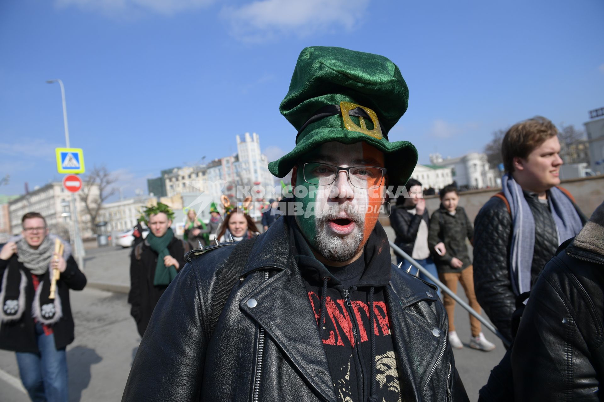 Москва. Мужчина  с лицом, раскрашенным в цвета  Ирландского флага  на празднике в честь  Дня святого Патрика  на  Арбате.