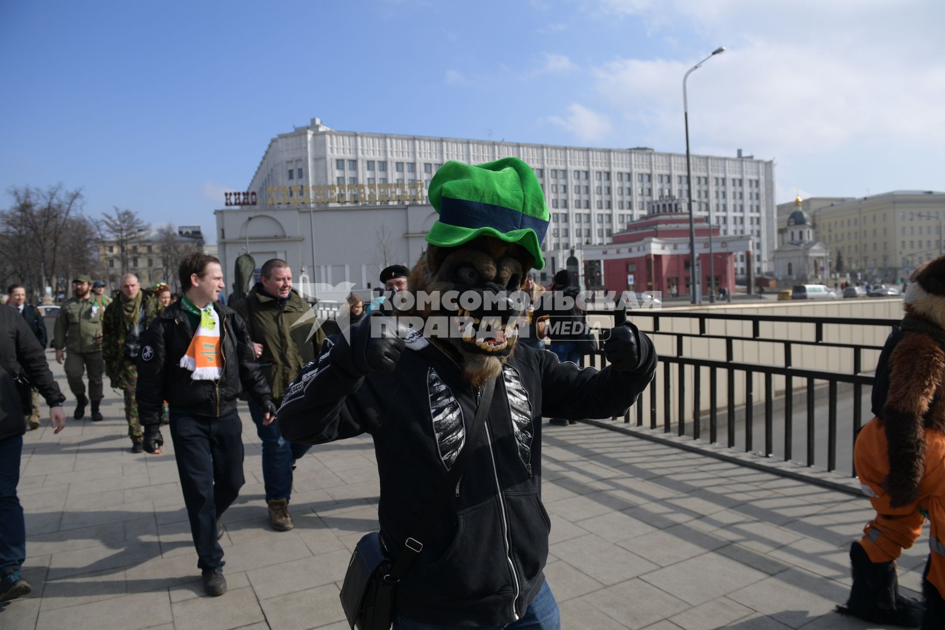 Москва. Участники празднования Дня святого Патрика  на Новом Арбате.