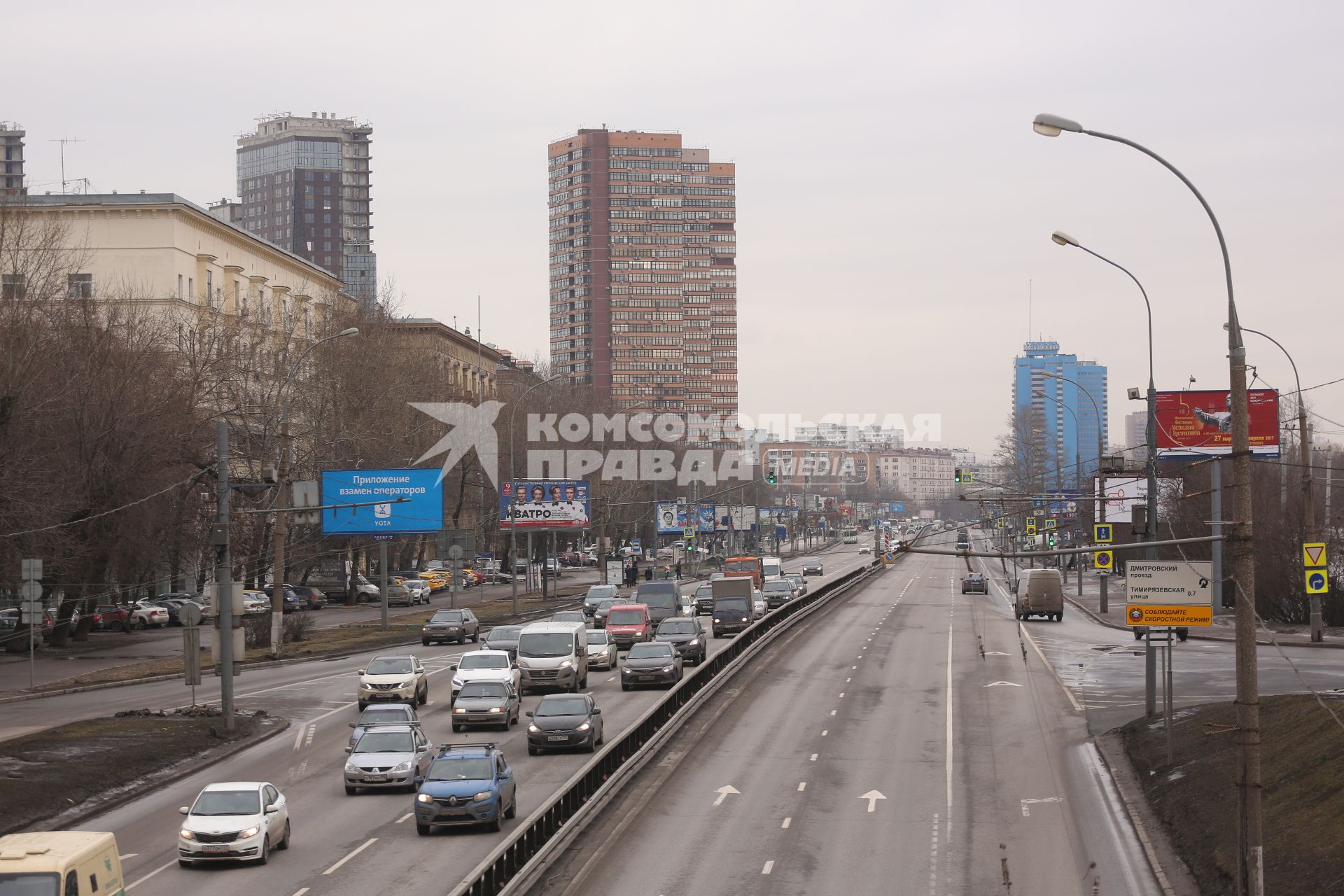 Москва. Автомобильное движение на Дмитровском шоссе.