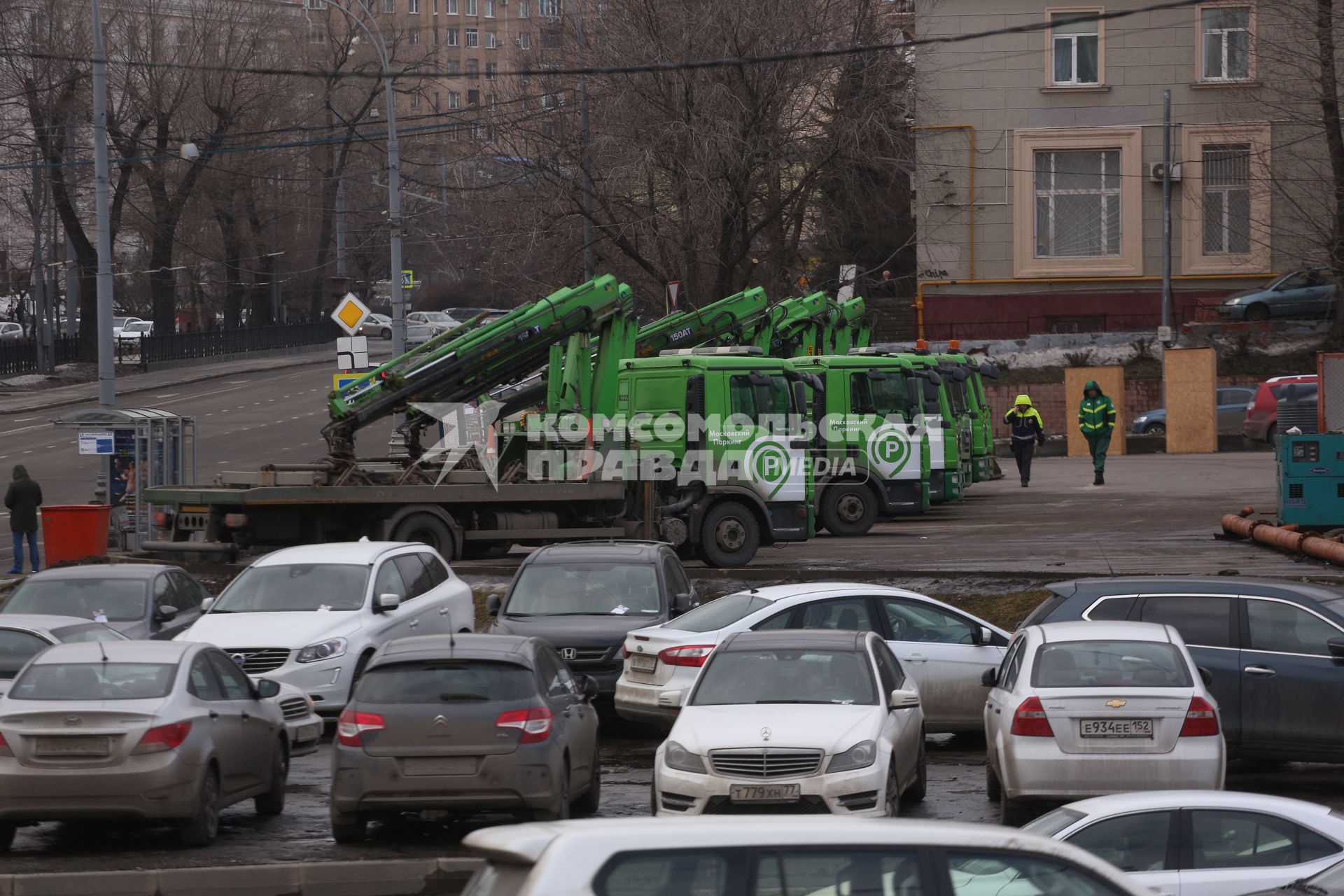 Москва.   Эвакуаторы на одной из улиц города.