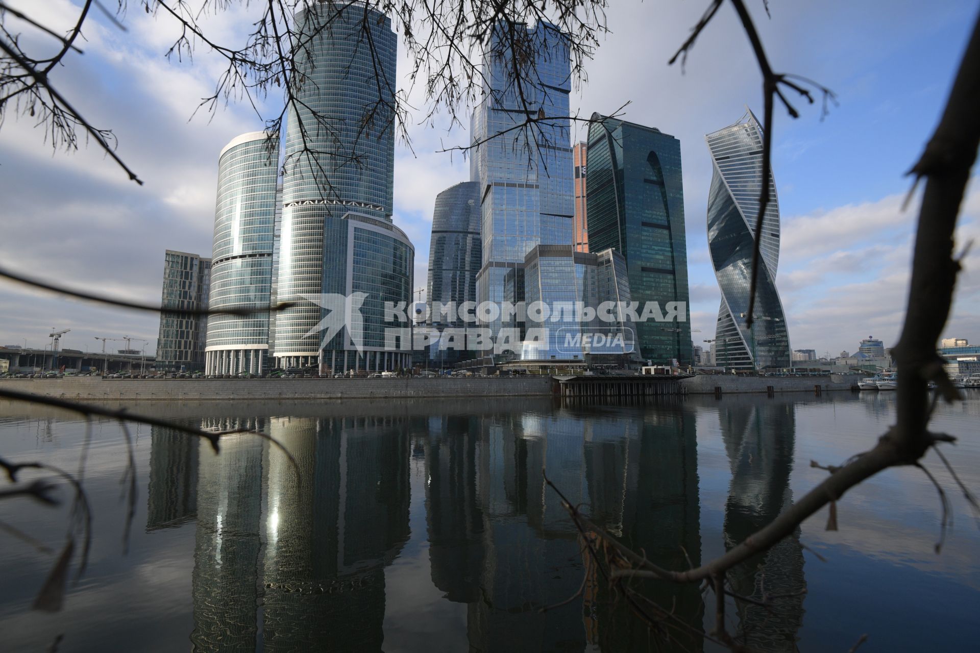 Москва.  Вид на деловой центр Москва-Сити с набережной Тараса Шевченко.