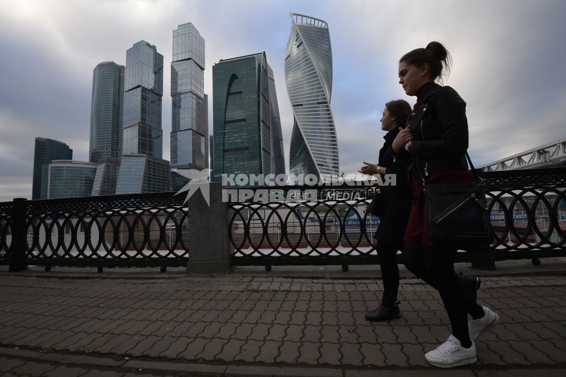 Москва.  Вид на деловой центр Москва-Сити с набережной Тараса Шевченко.