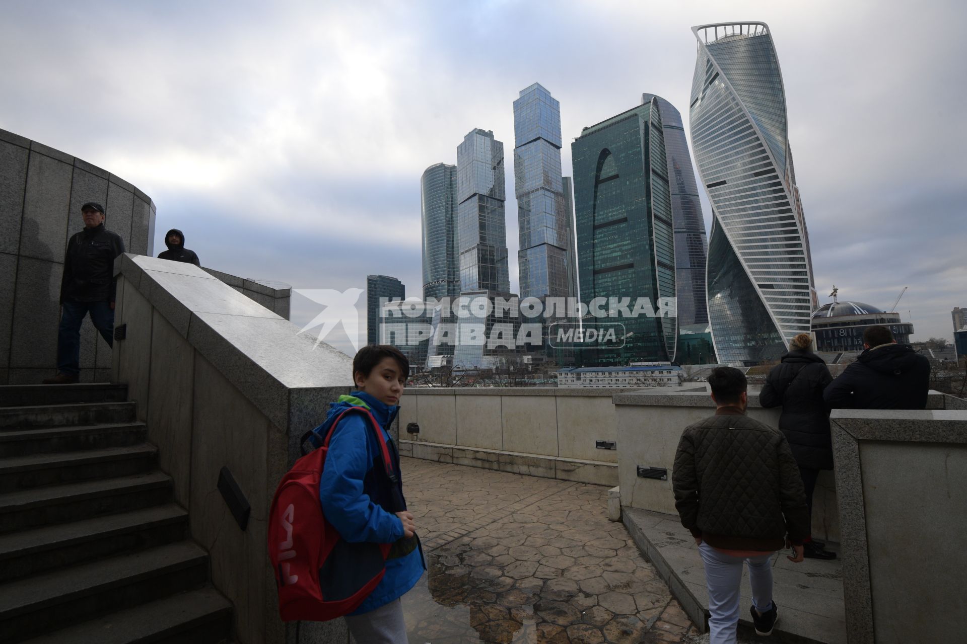 Москва.  Туристы смотрят на Деловой центр  Москва-Сити  с набережной Тараса Шевченко.