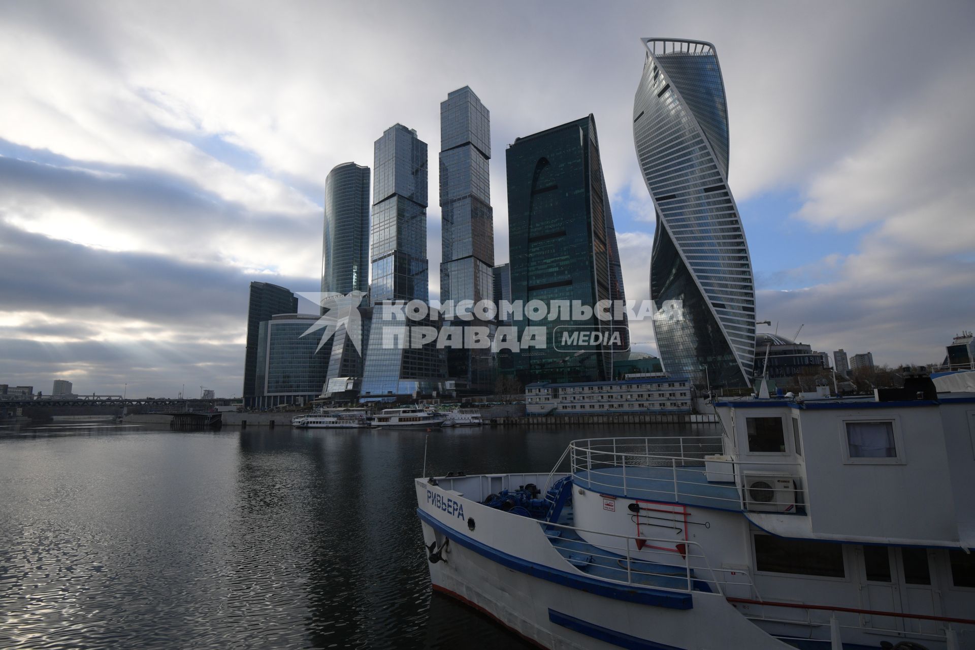 Москва.  Вид на деловой центр Москва-Сити с набережной Тараса Шевченко.