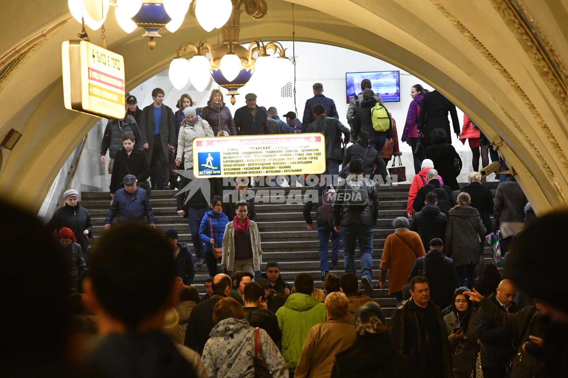 Москва.   Пассажиры на одной из станций метро.