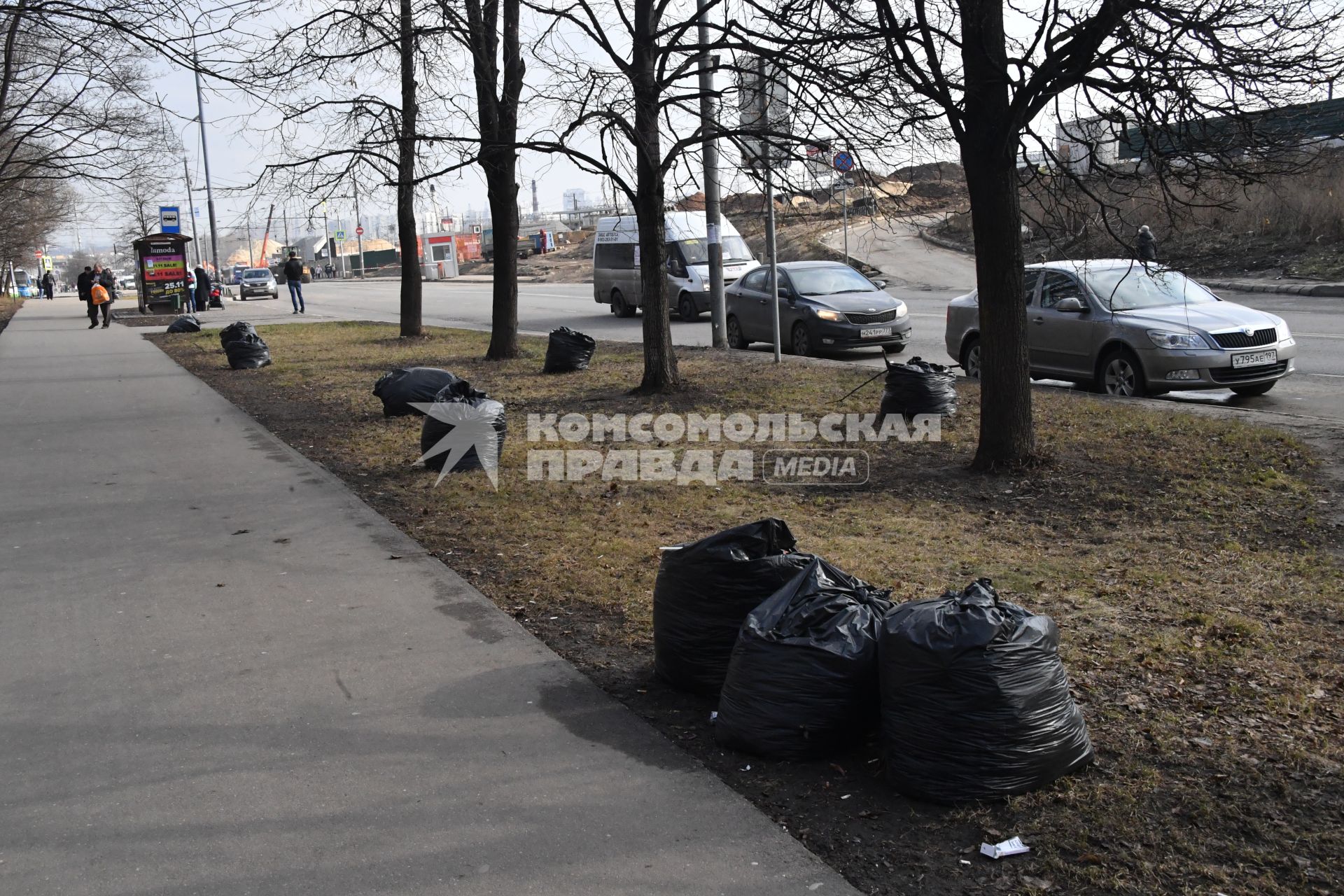 Москва.   Мешки с мусором на одной из улиц города.