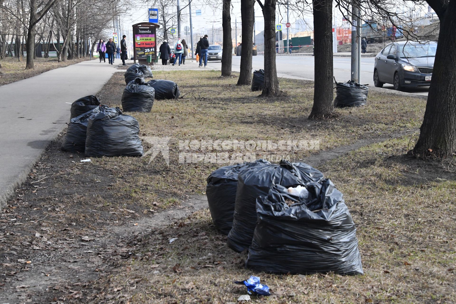 Москва.   Мешки с мусором на одной из улиц города.