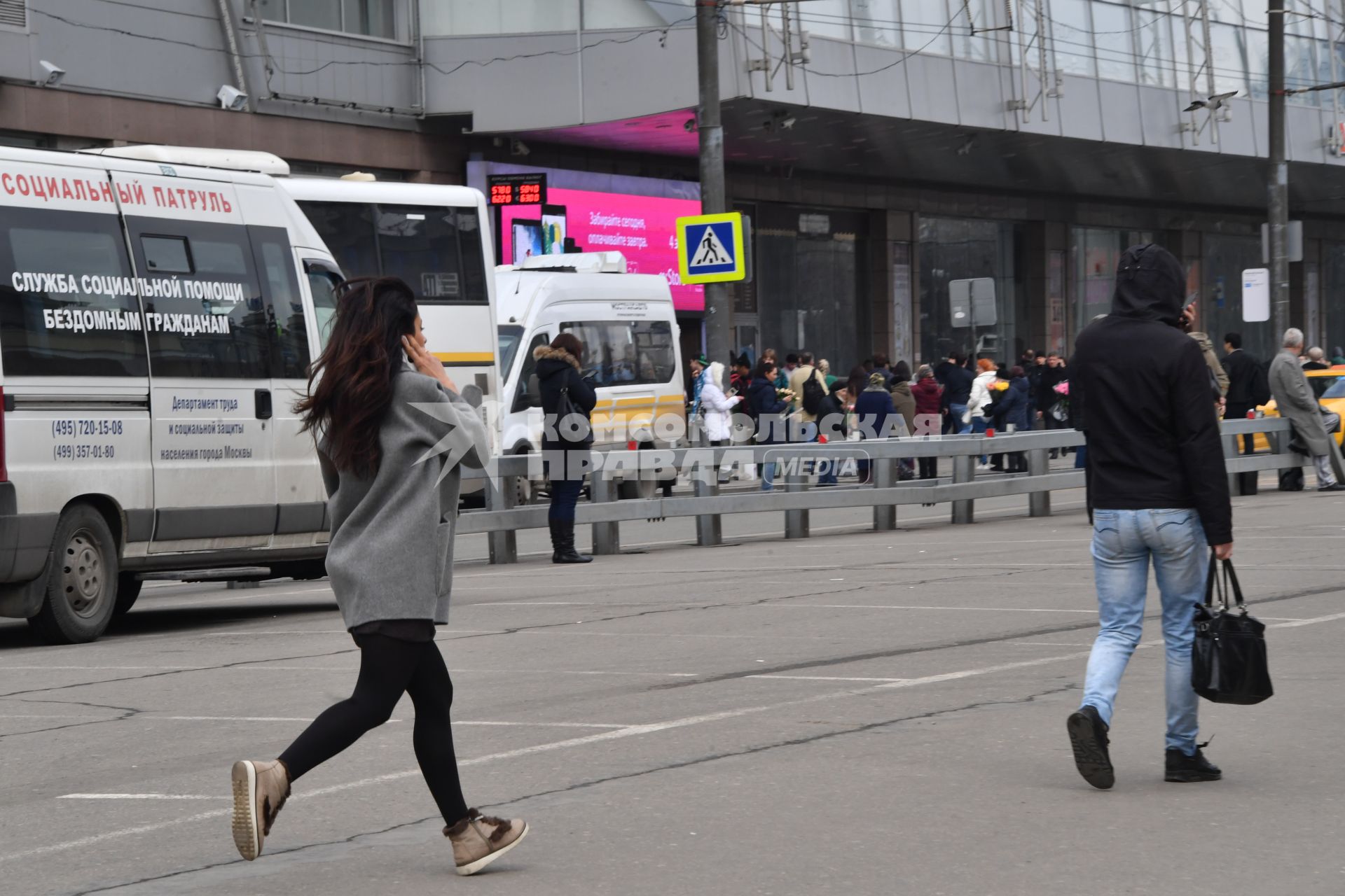 Москва.  Прохожие на площади Киевского Вокзала.