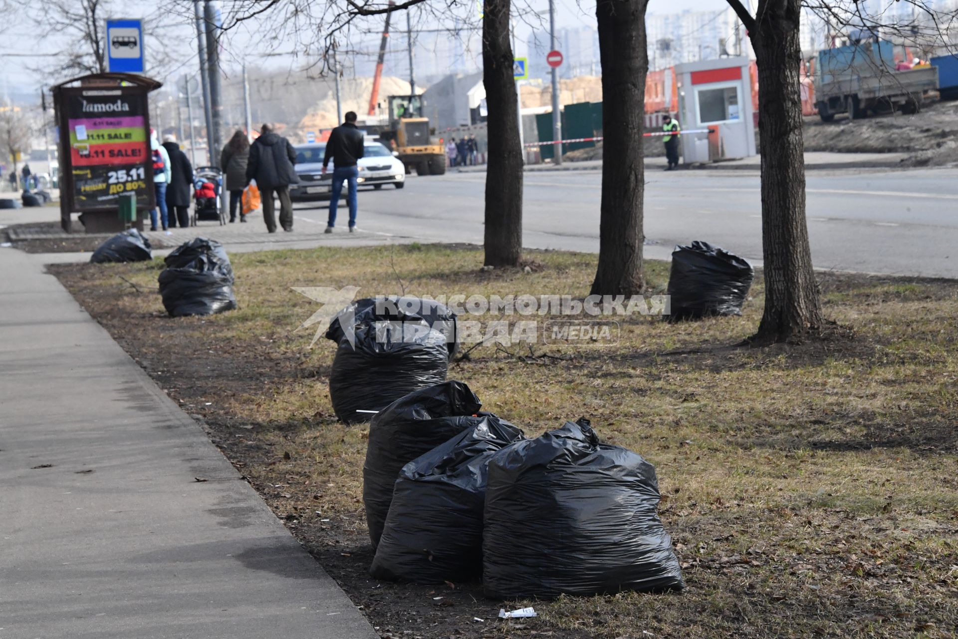 Москва.   Мешки с мусором на одной из улиц города.