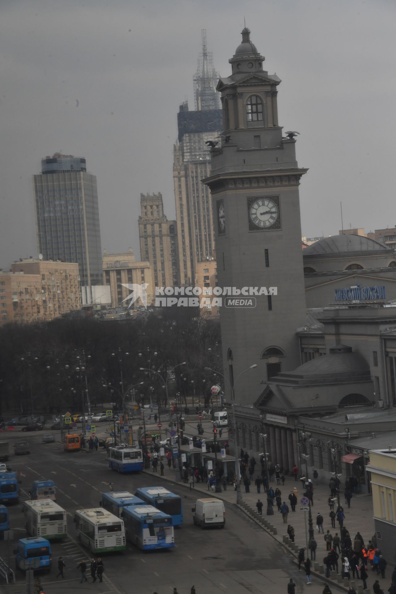 Москва.   Часовая башня Киевского вокзала и Министерство иностранных дел РФ (на втором плане).