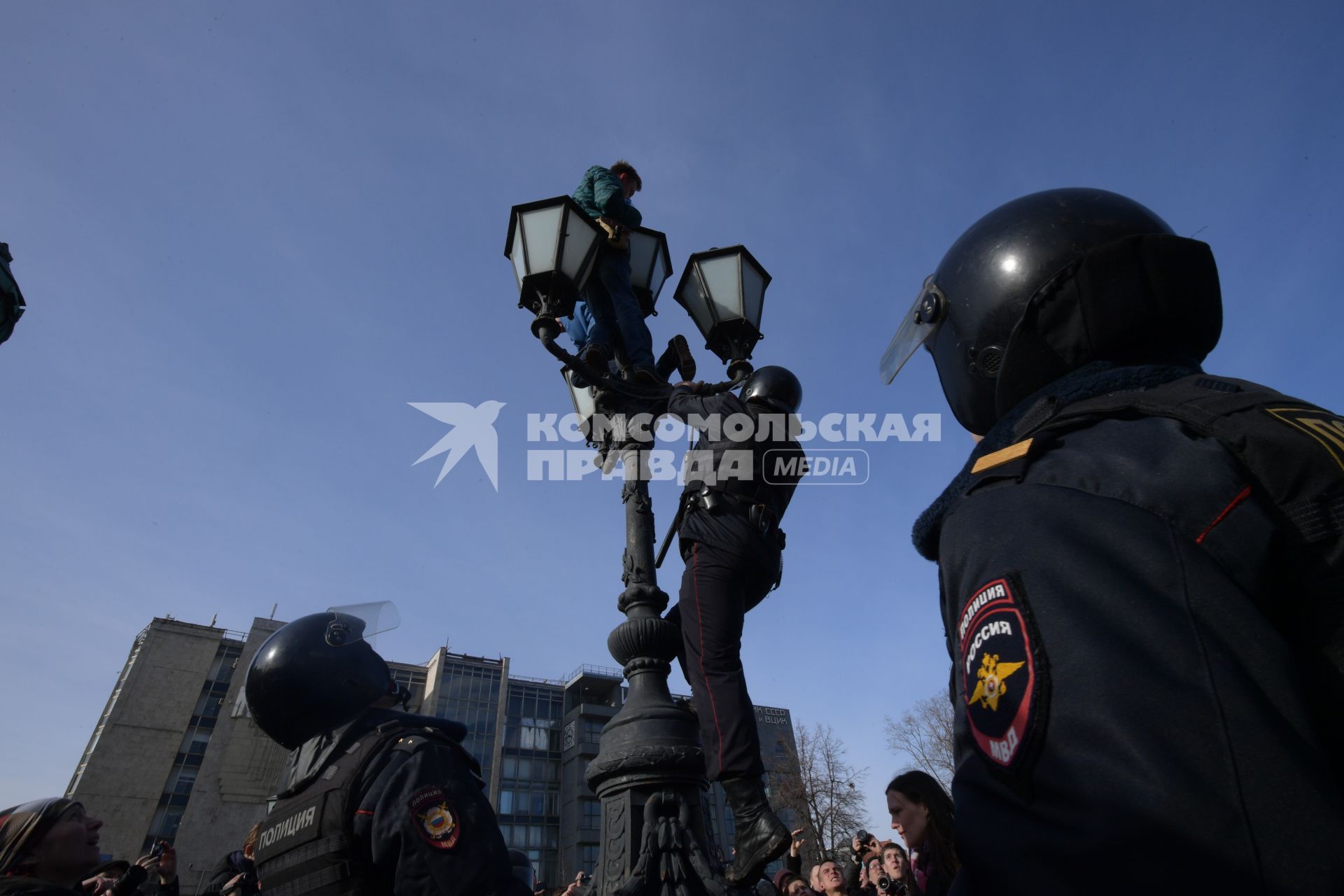 Москва.  Задержание участника несанкционированной акции оппозиции против коррупции на Пушкинской площади.