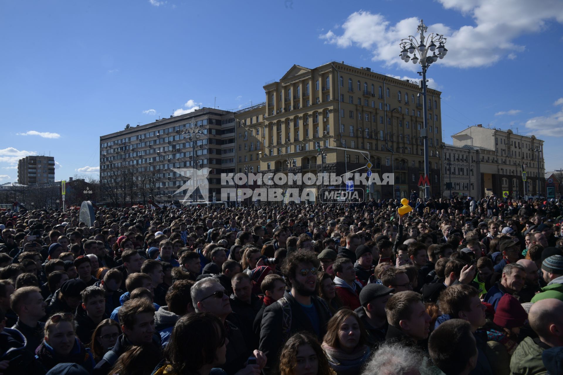 Москва.  Несанкционированная акция против коррупции сторонников оппозиционера Алексея Навального на Пушкинской площади.