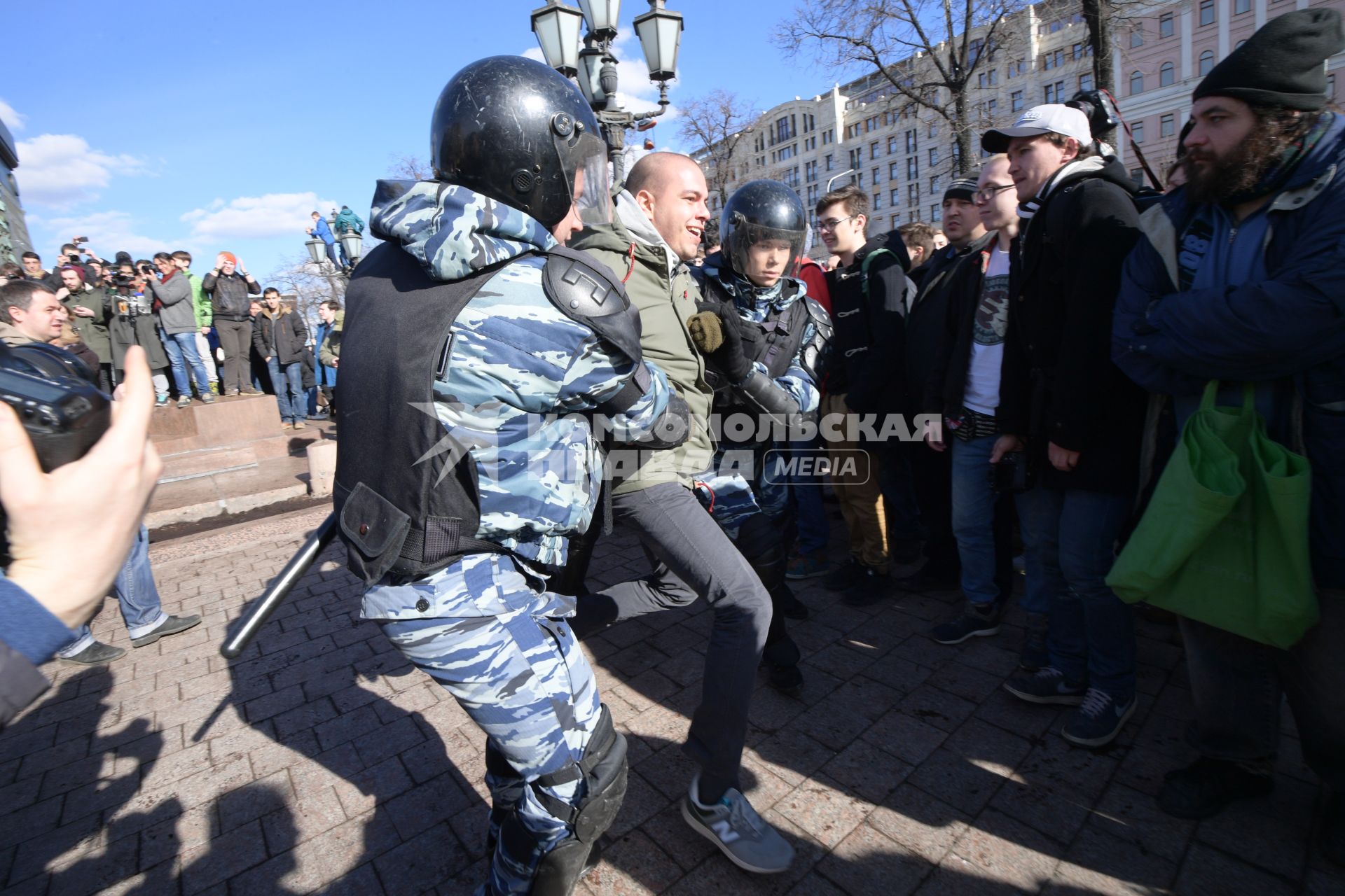 Москва.  Задержание участника несанкционированной акции оппозиции против коррупции на Пушкинской площади.