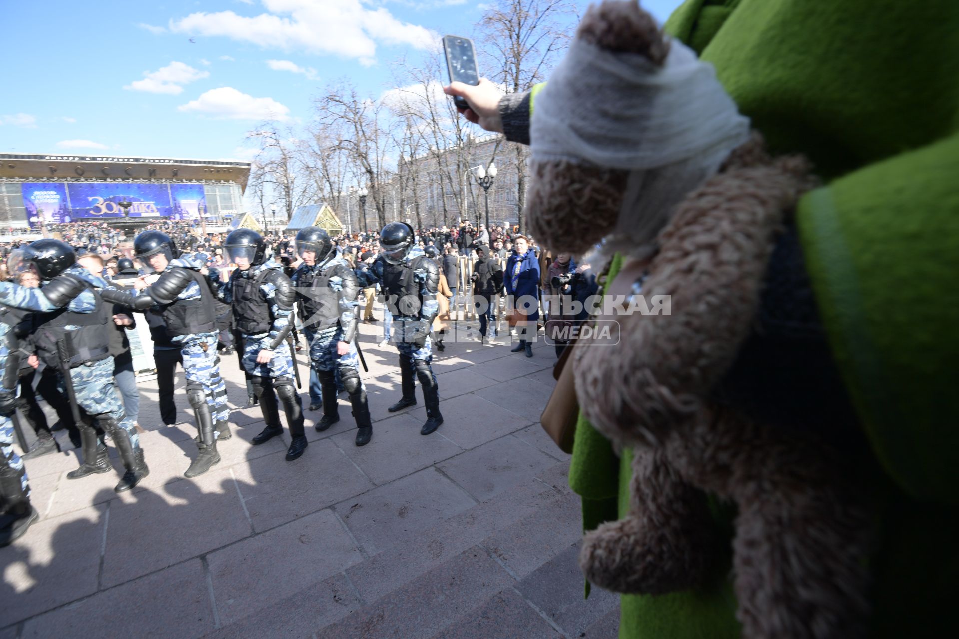 Москва.  Несанкционированная акция против коррупции сторонников оппозиционера Алексея Навального на Пушкинской площади.