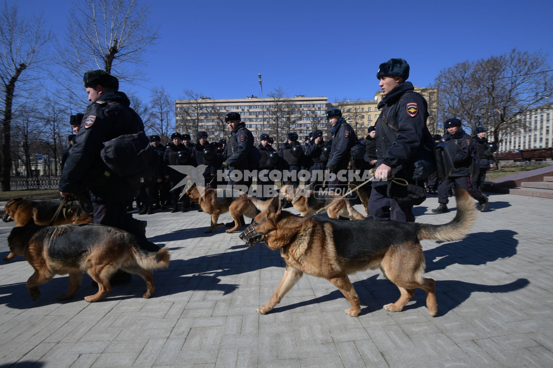 Москва.  Сотрудники полиции во время  несанкционированной акции против коррупции сторонников оппозиционера Алексея Навального на Тверском бульваре.