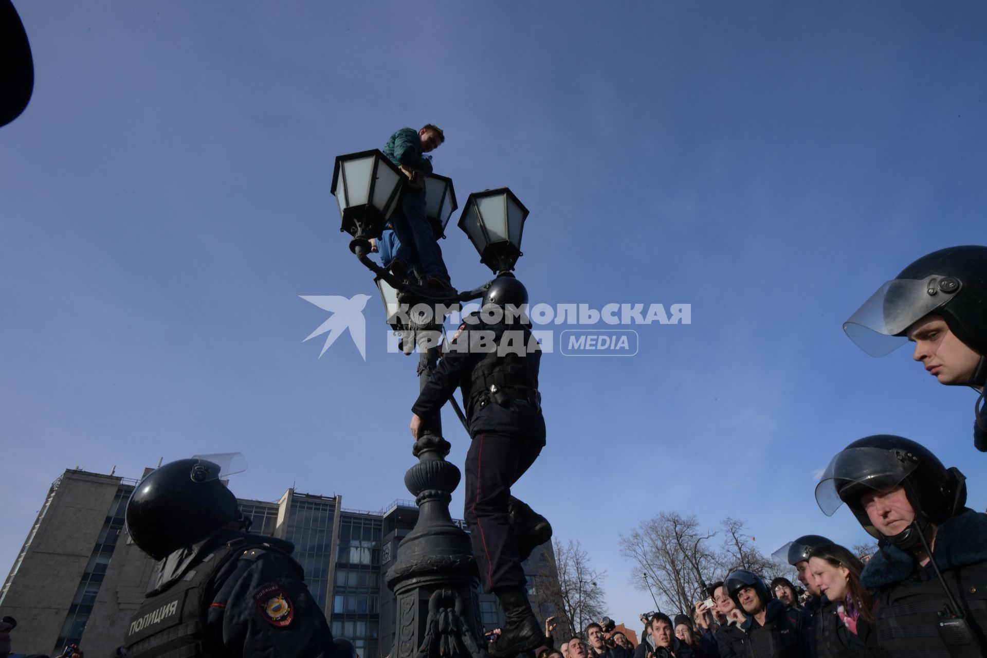 Москва.  Задержание участника несанкционированной акции оппозиции против коррупции на Пушкинской площади.