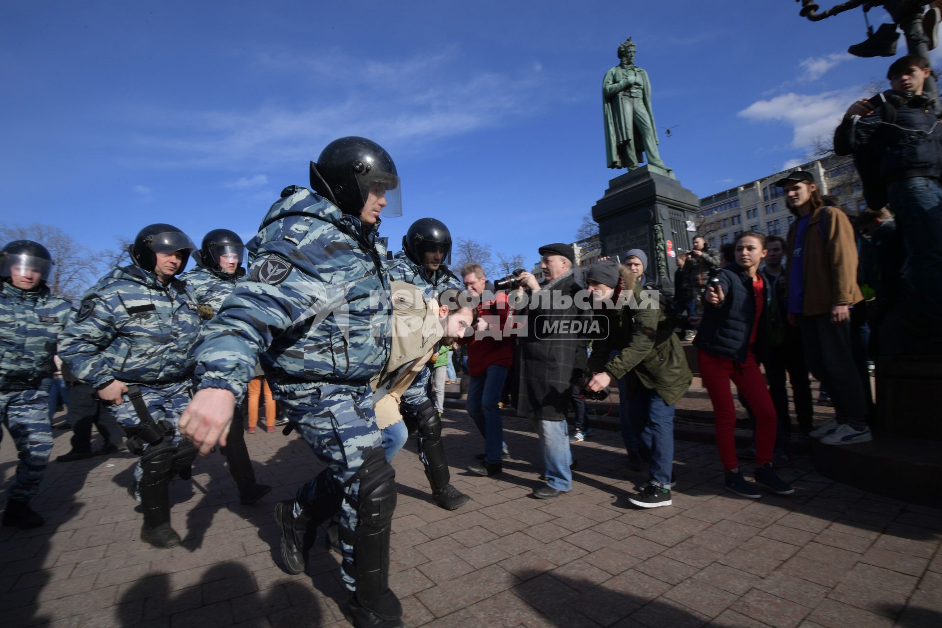 Москва.  Задержание участника несанкционированной акции оппозиции против коррупции на Пушкинской площади.