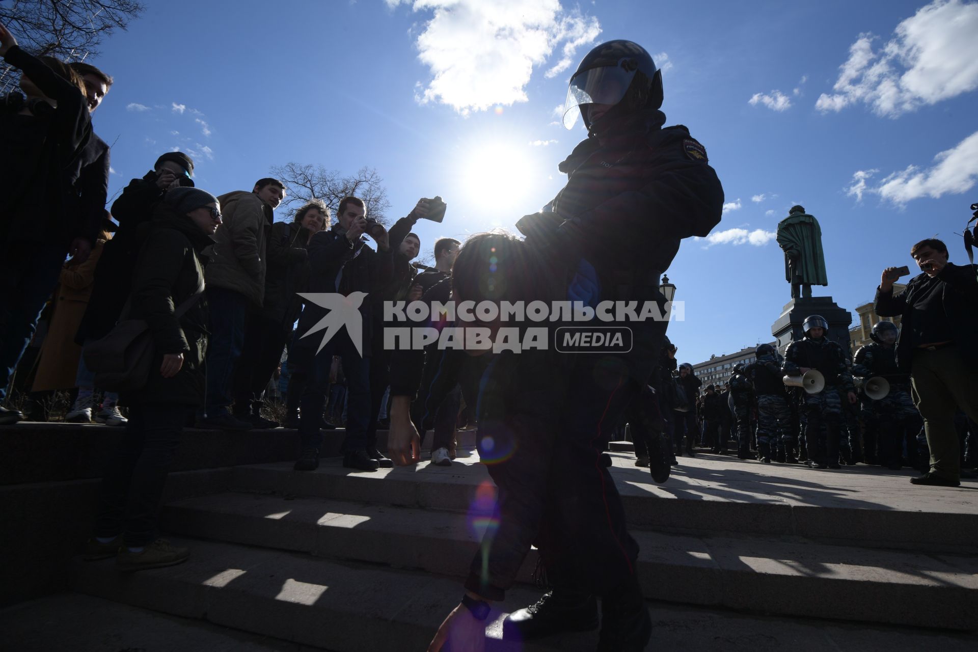 Москва.  Участники несанкционированной акции против коррупции сторонников оппозиционера Алексея Навального на Пушкинской площади.