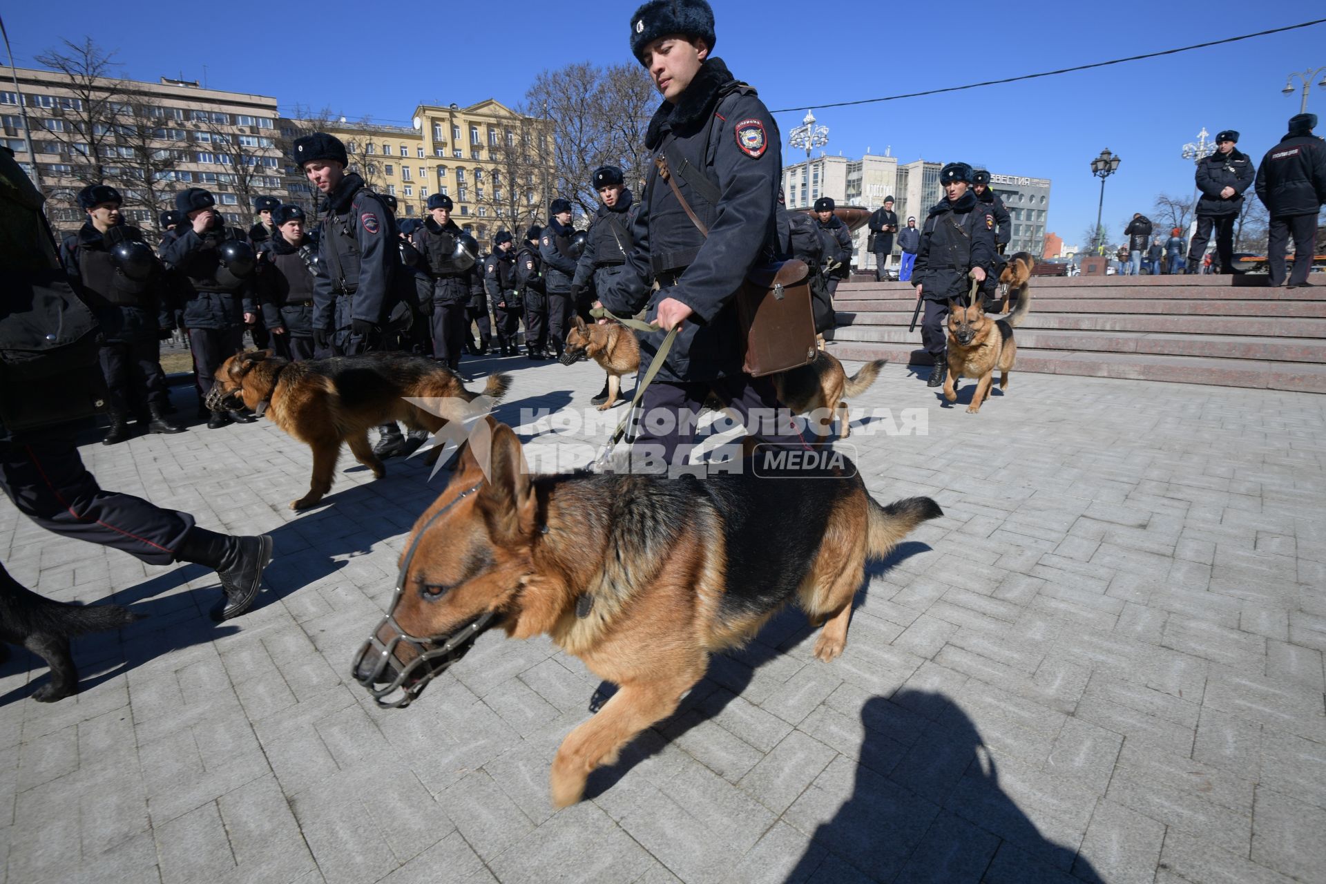 Москва.  Сотрудники полиции во время  несанкционированной акции против коррупции сторонников оппозиционера Алексея Навального на Тверском бульваре.