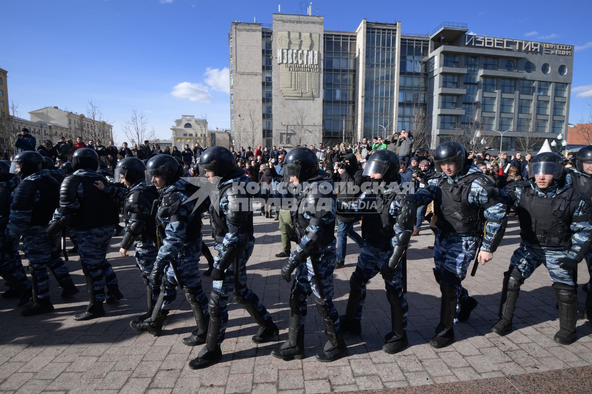 Москва.  Несанкционированная акция против коррупции сторонников оппозиционера Алексея Навального на Пушкинской площади.