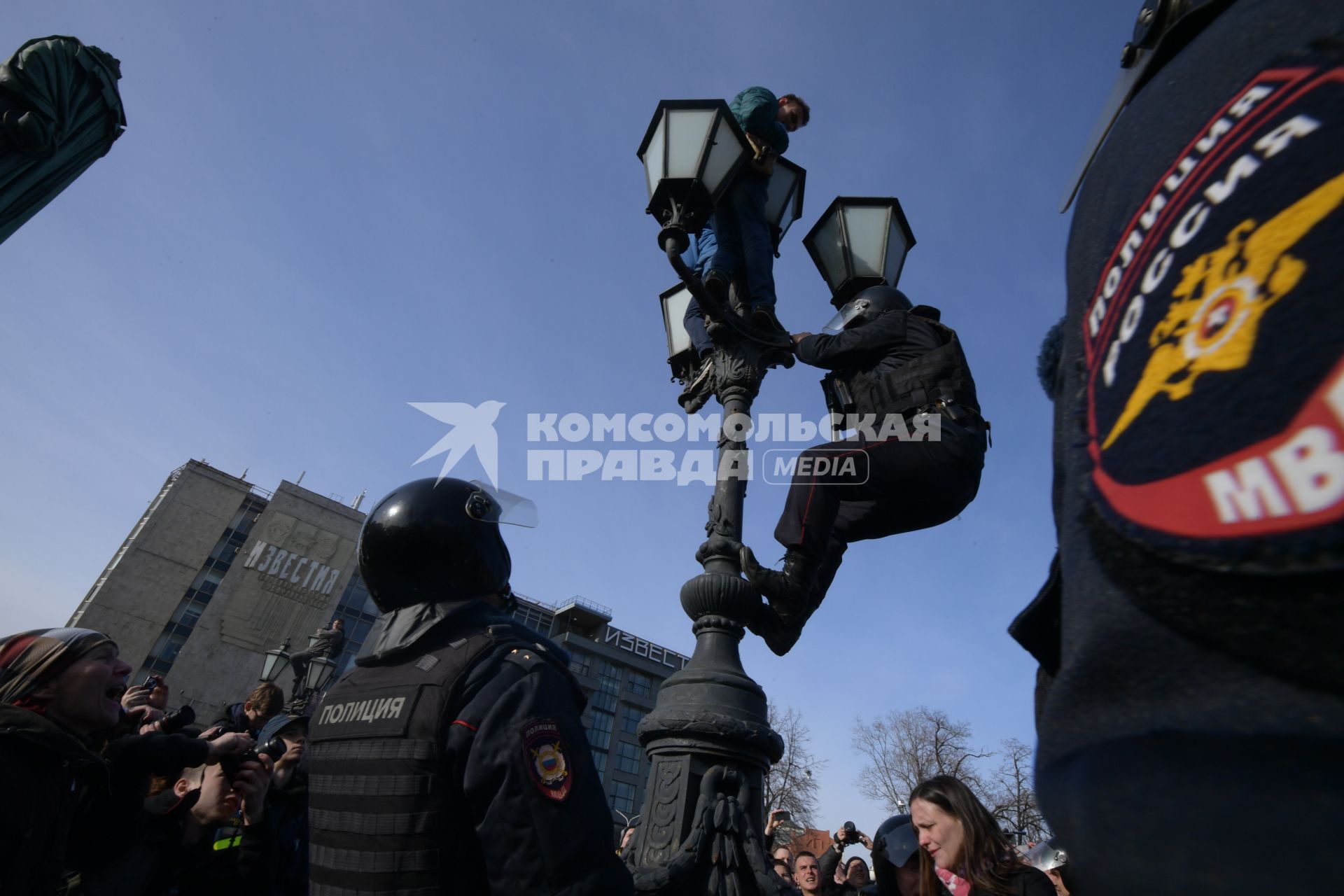 Москва.  Задержание участника несанкционированной акции оппозиции против коррупции на Пушкинской площади.