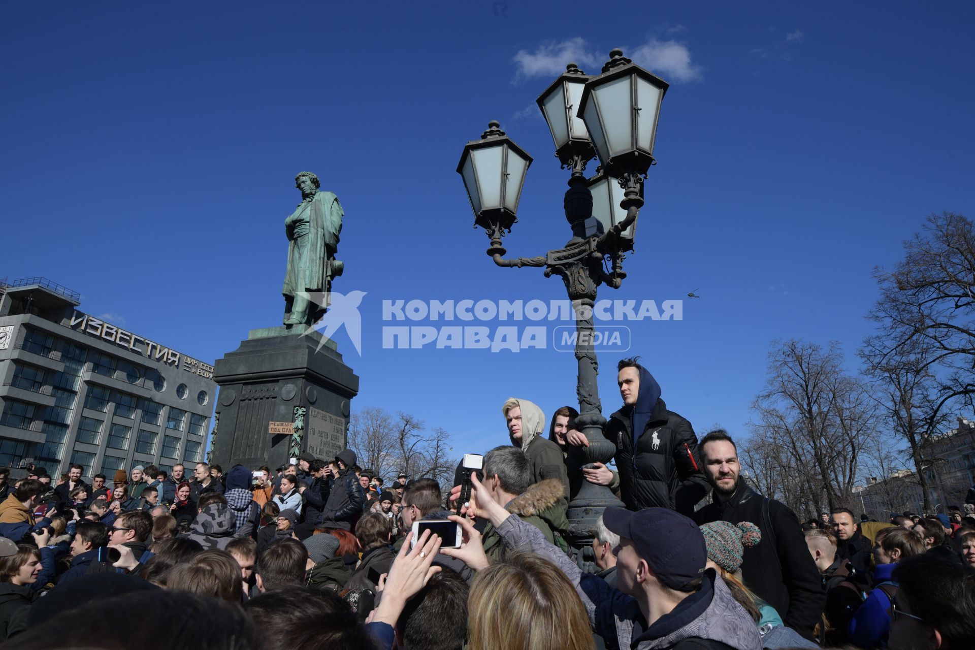 Москва.   Несанкционированная акция против коррупции сторонников оппозиционера Алексея Навального на Пушкинской площади.