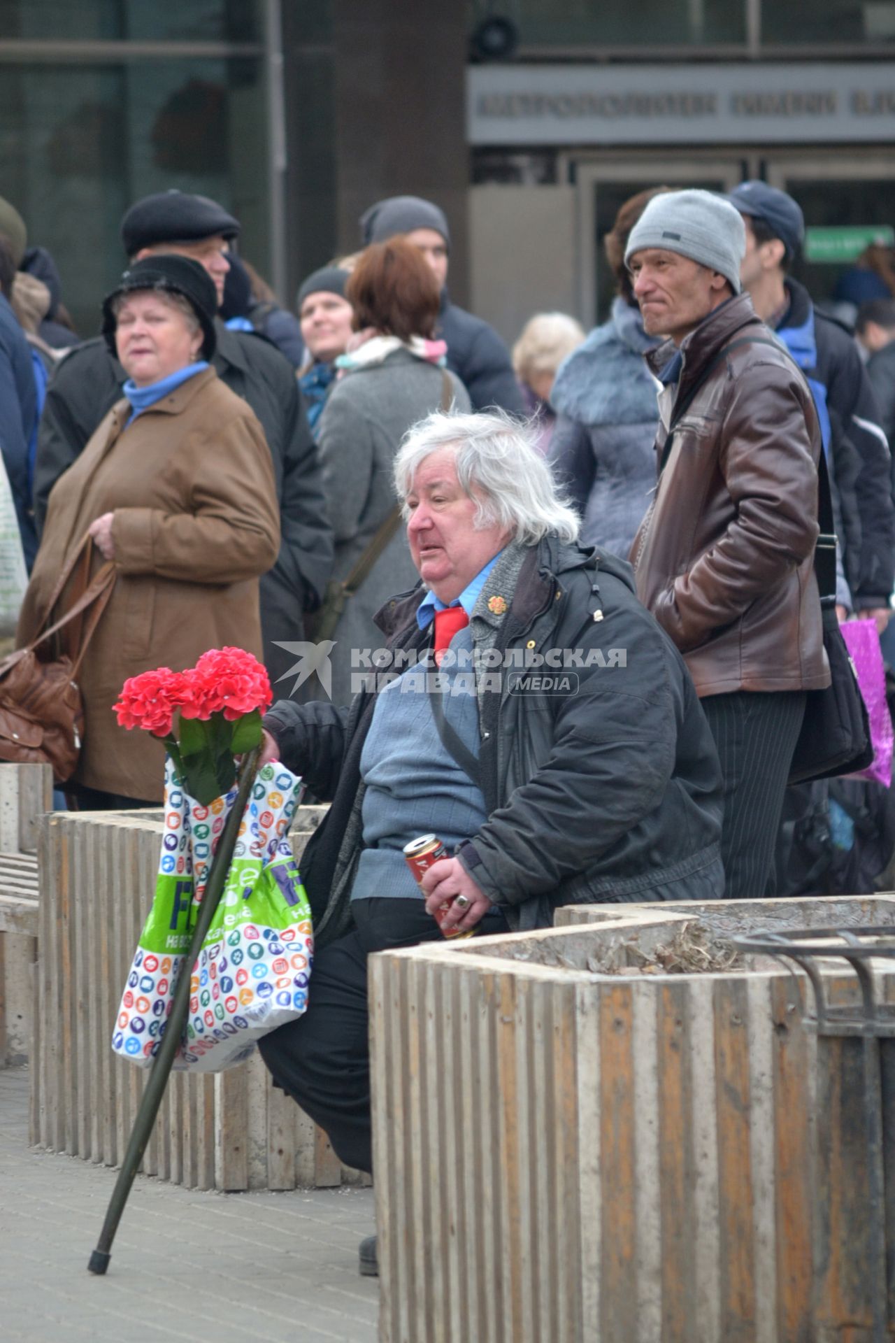 Москва. Пожилой мужчина с искусственными цветами возле станции метро Шаболовская.