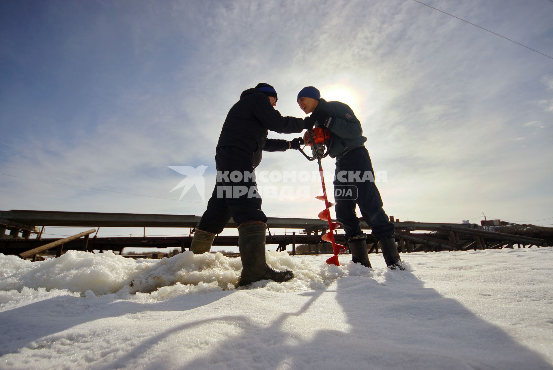 Свердловская область. Рабочие бурят лед для облегчения ледохода на реке Ница, которая резливается в период половодья и подтопляет прилегающие территории