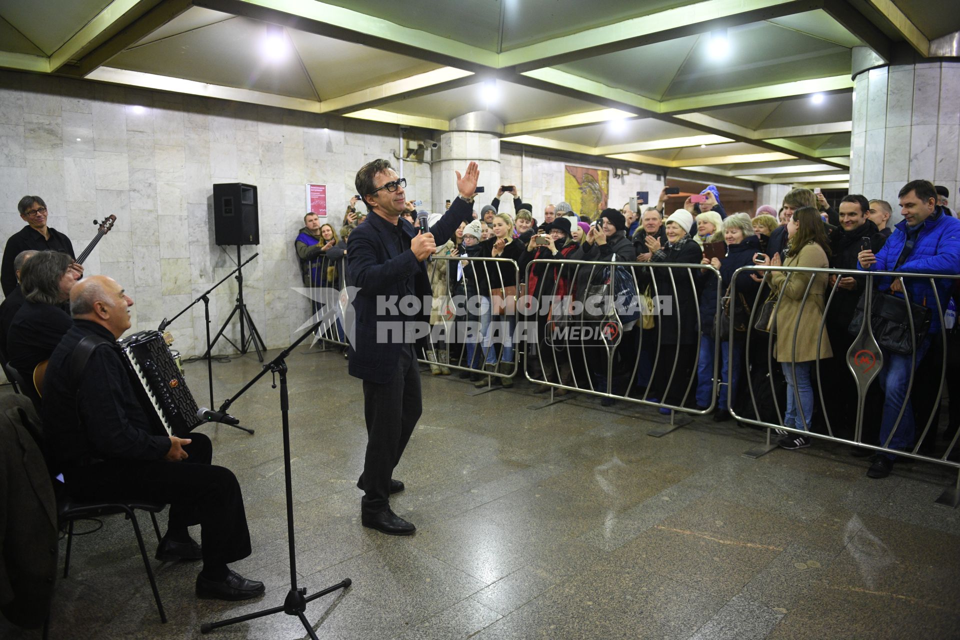 Москва. Певец Валерий Сюткин  исполняет песню на открытии нового этапа культурного проекта `Музыка в метро` в вестибюле станций  `Боровицкая `и `Библиотека им. Ленина`