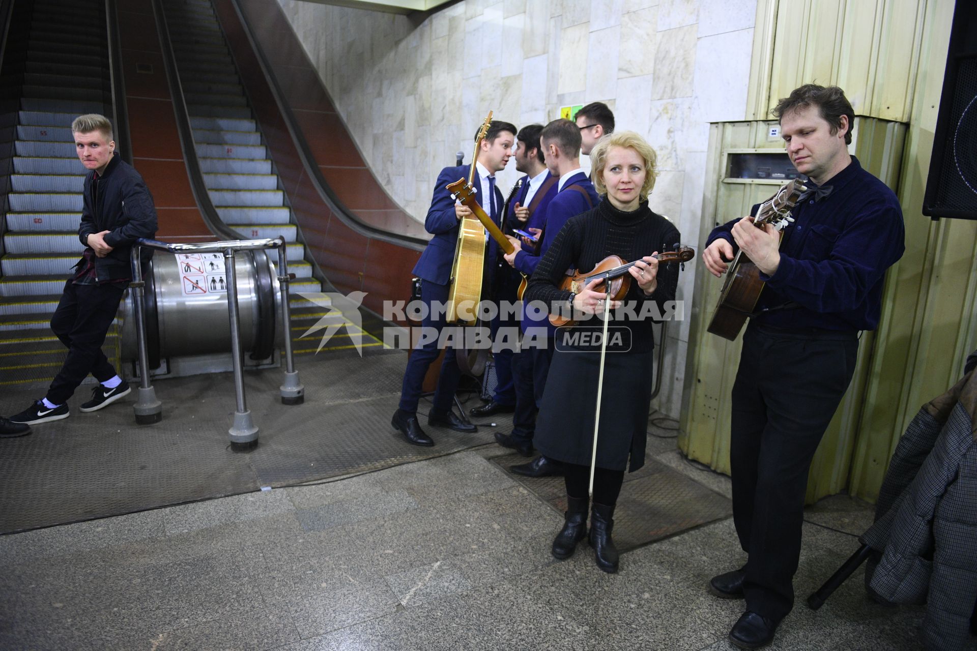 Москва. Музыканты группы R-band  на открытии нового этапа культурного проекта `Музыка в метро` в вестибюле станций  `Боровицкая `и `Библиотека им. Ленина`