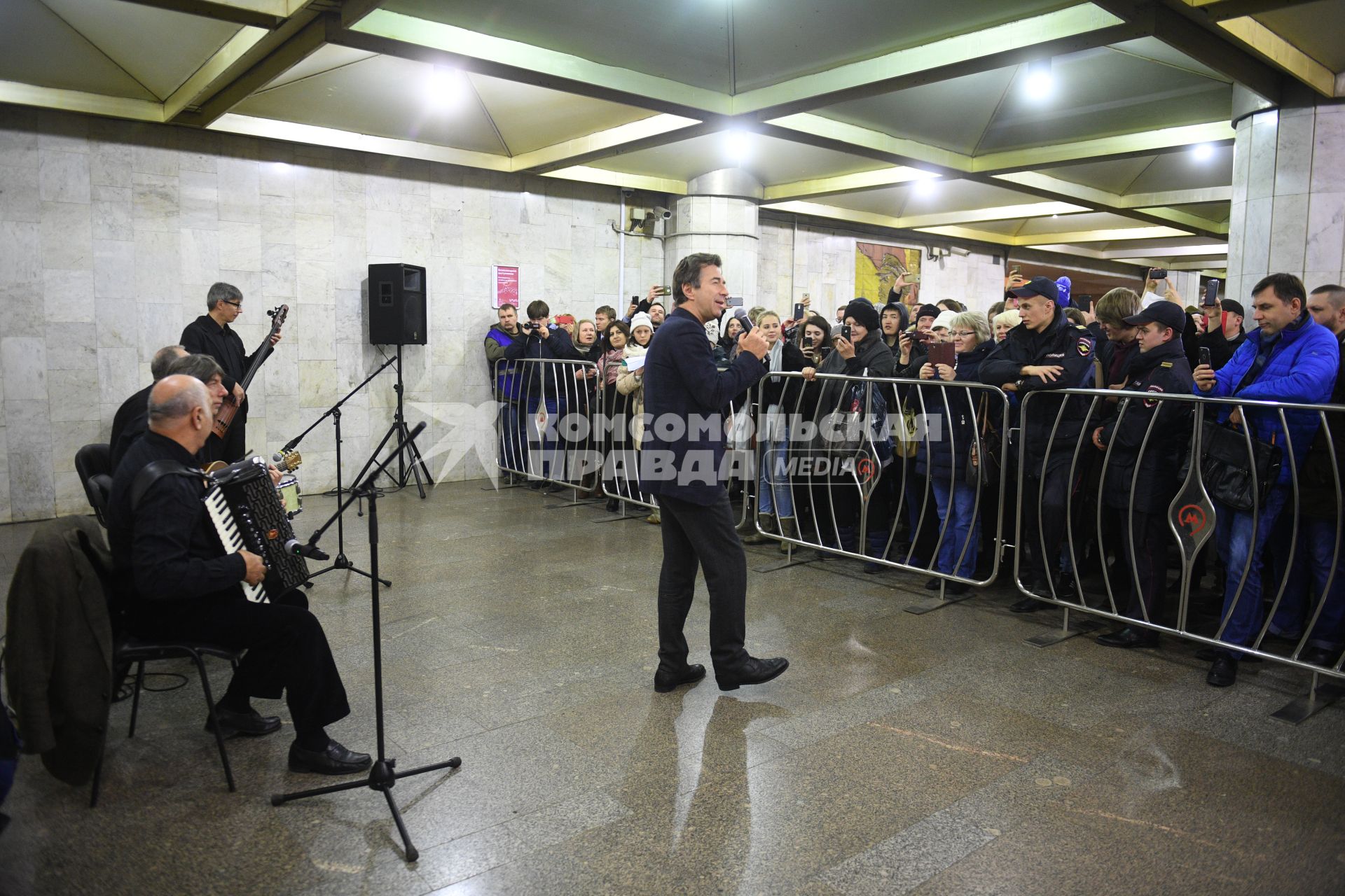 Москва. Певец Валерий Сюткин  исполняет песню на открытии нового этапа культурного проекта `Музыка в метро` в вестибюле станций  `Боровицкая `и `Библиотека им. Ленина`