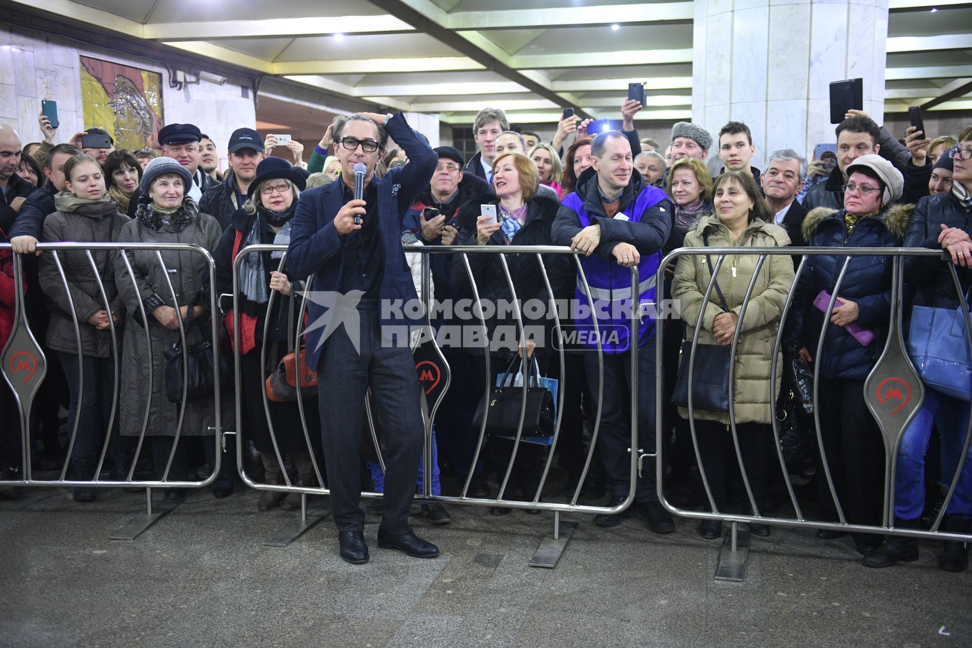 Москва. Певец Валерий Сюткин  исполняет песню на открытии нового этапа культурного проекта `Музыка в метро` в вестибюле станций  `Боровицкая `и `Библиотека им. Ленина`