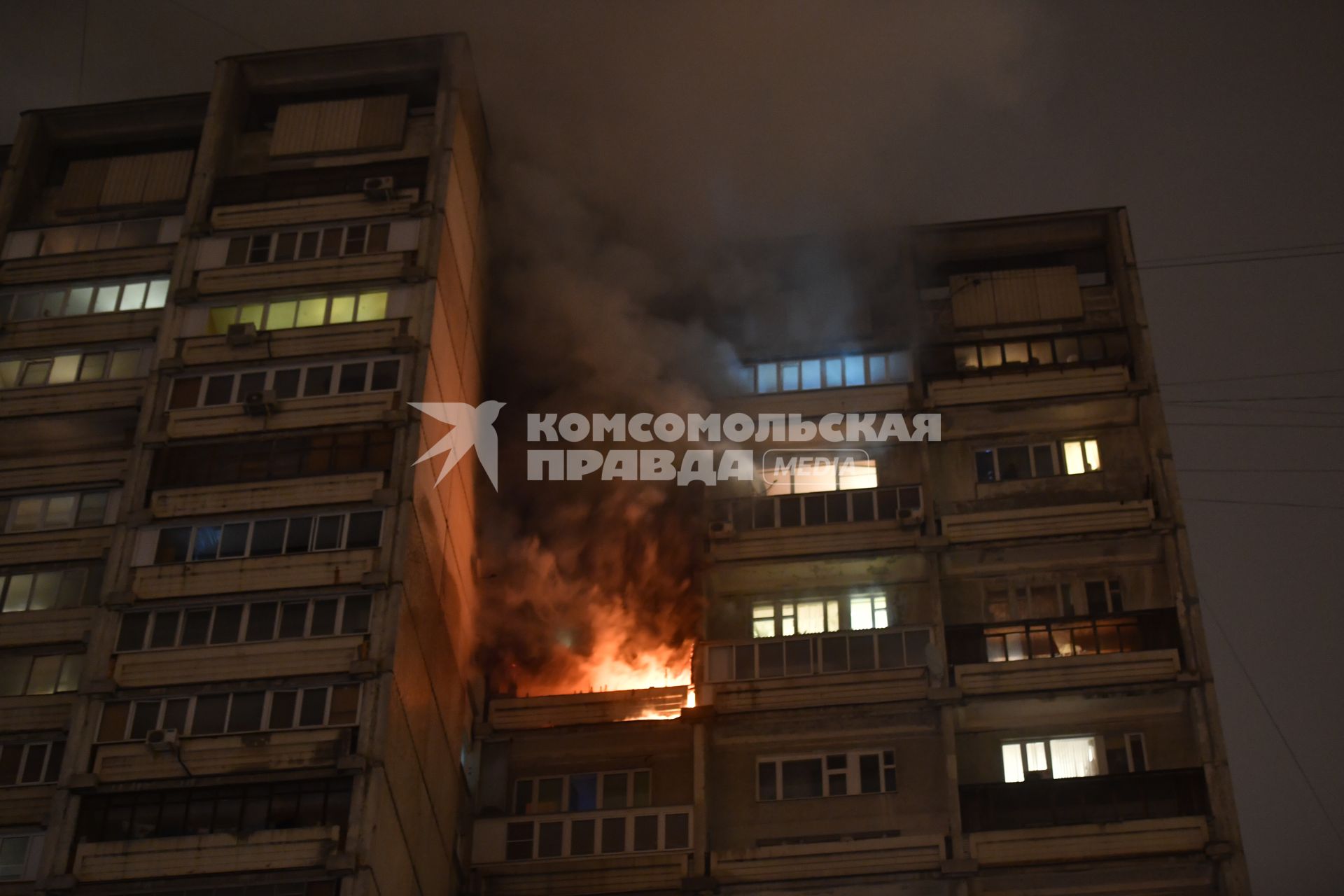 Москва.  Пожар в квартире  жилого  дома на улице Молдагуловой района Вешняки.